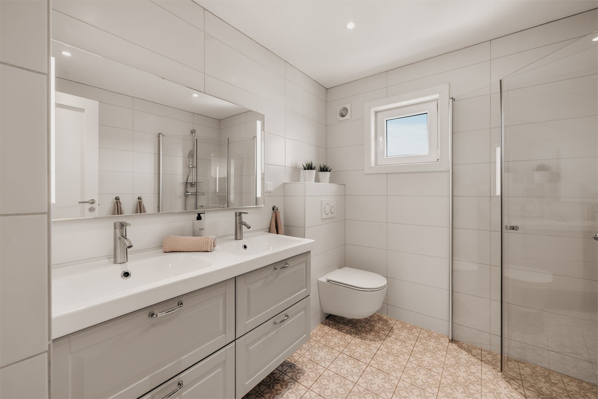 Lyst og pent bad pusset opp i 2020. Innredning består av dusjhjørne, klosett og servant.