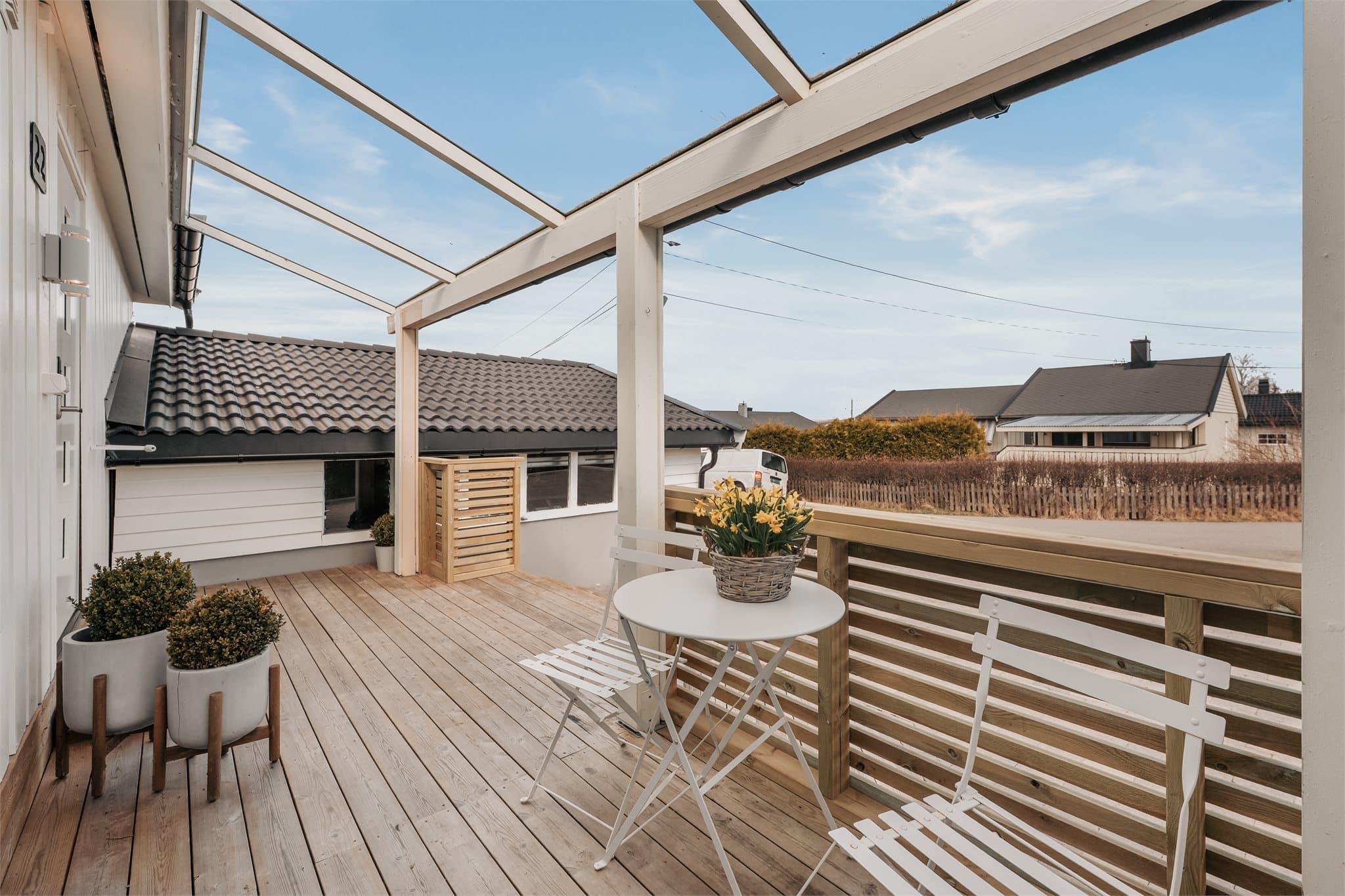 Ved inngangspartiet er det plass til en hyggelig sittegruppe.