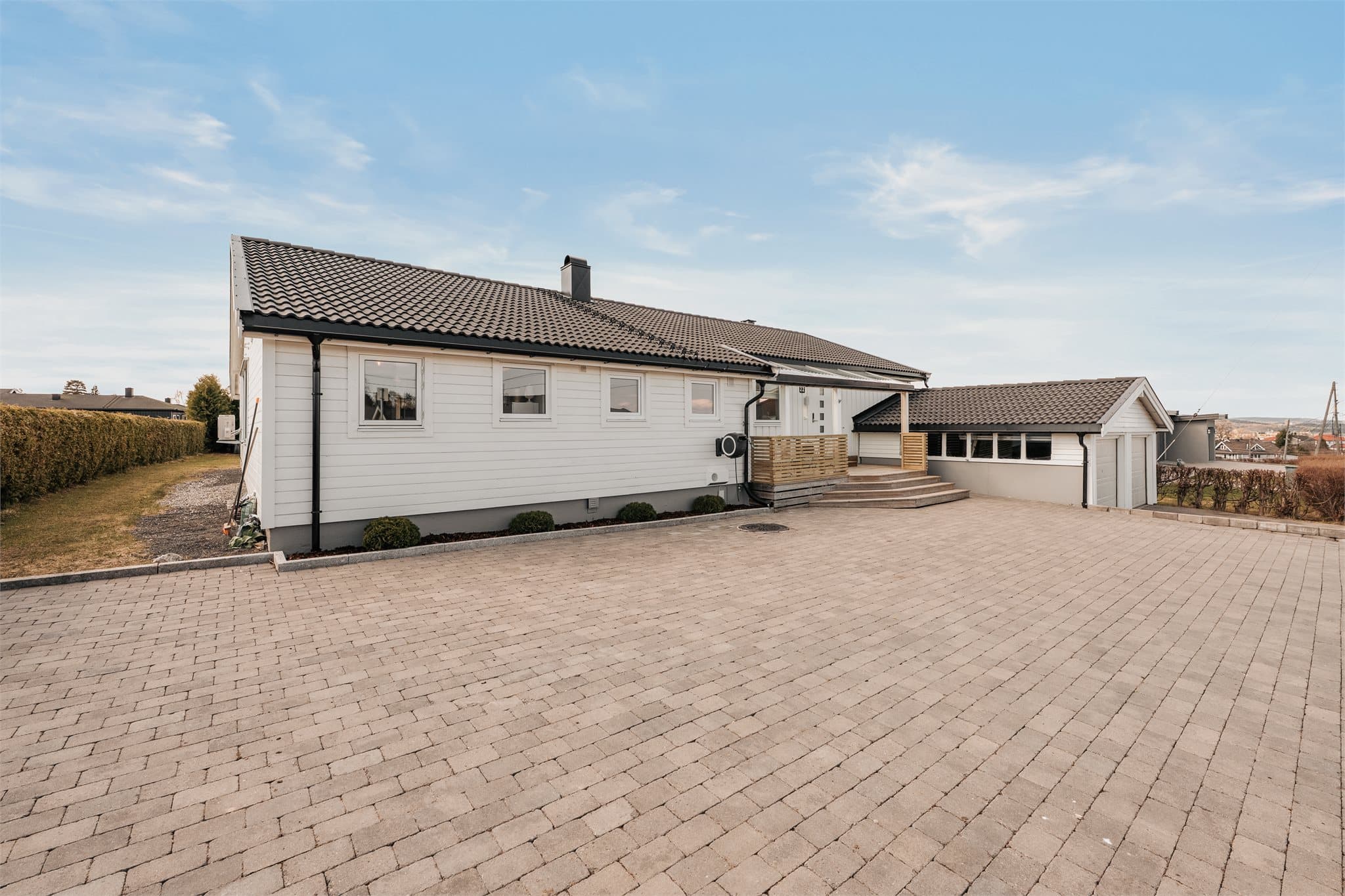 Eiendommen er betydelig påkostet og oppgradert de siste årene - les mer i prospekt.