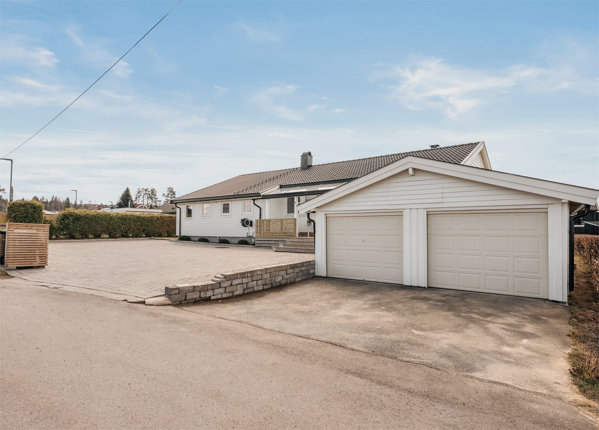 Stor gårdsplass med belegningsstein gir svært gode parkeringsmuligheter for flere biler, i tillegg til dobbelgarasje med 1 stk ladeboks.