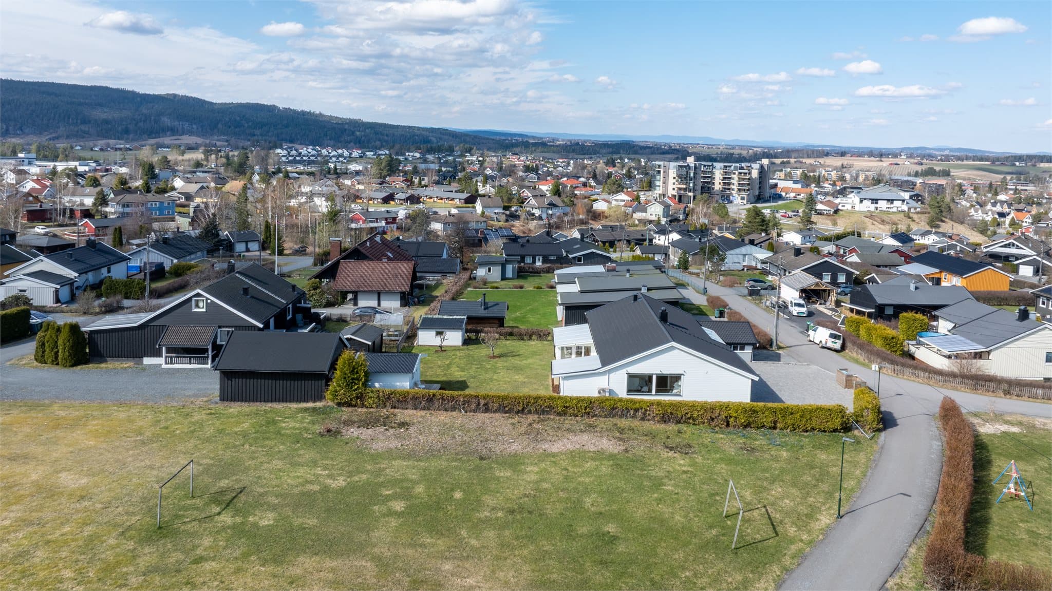 Eiendommen grenser mot friområde hvor de minste kan spille fotball og leke.