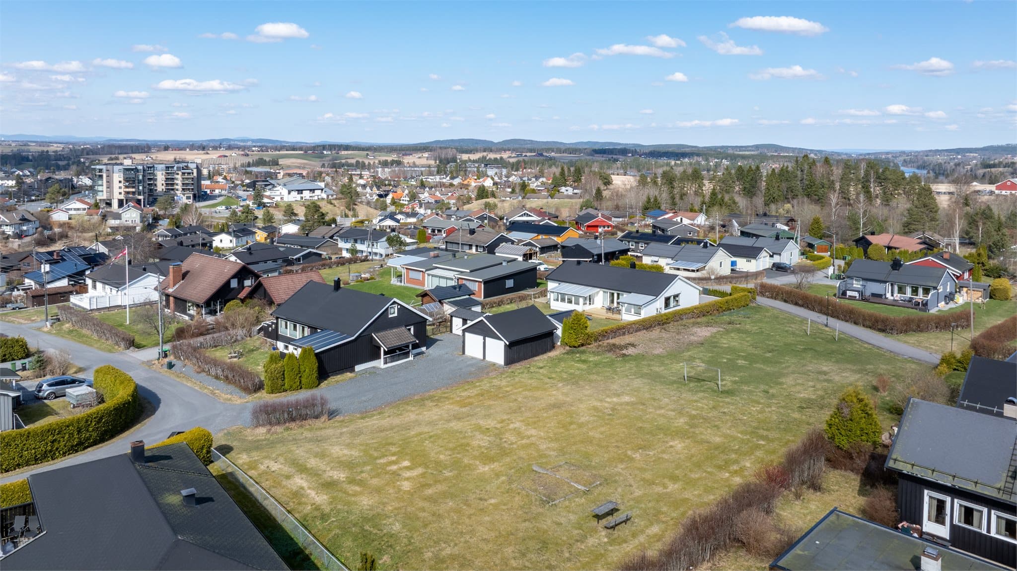 Beliggenheten er sentral, populær og meget barnevennlig. Velkommen til visning!