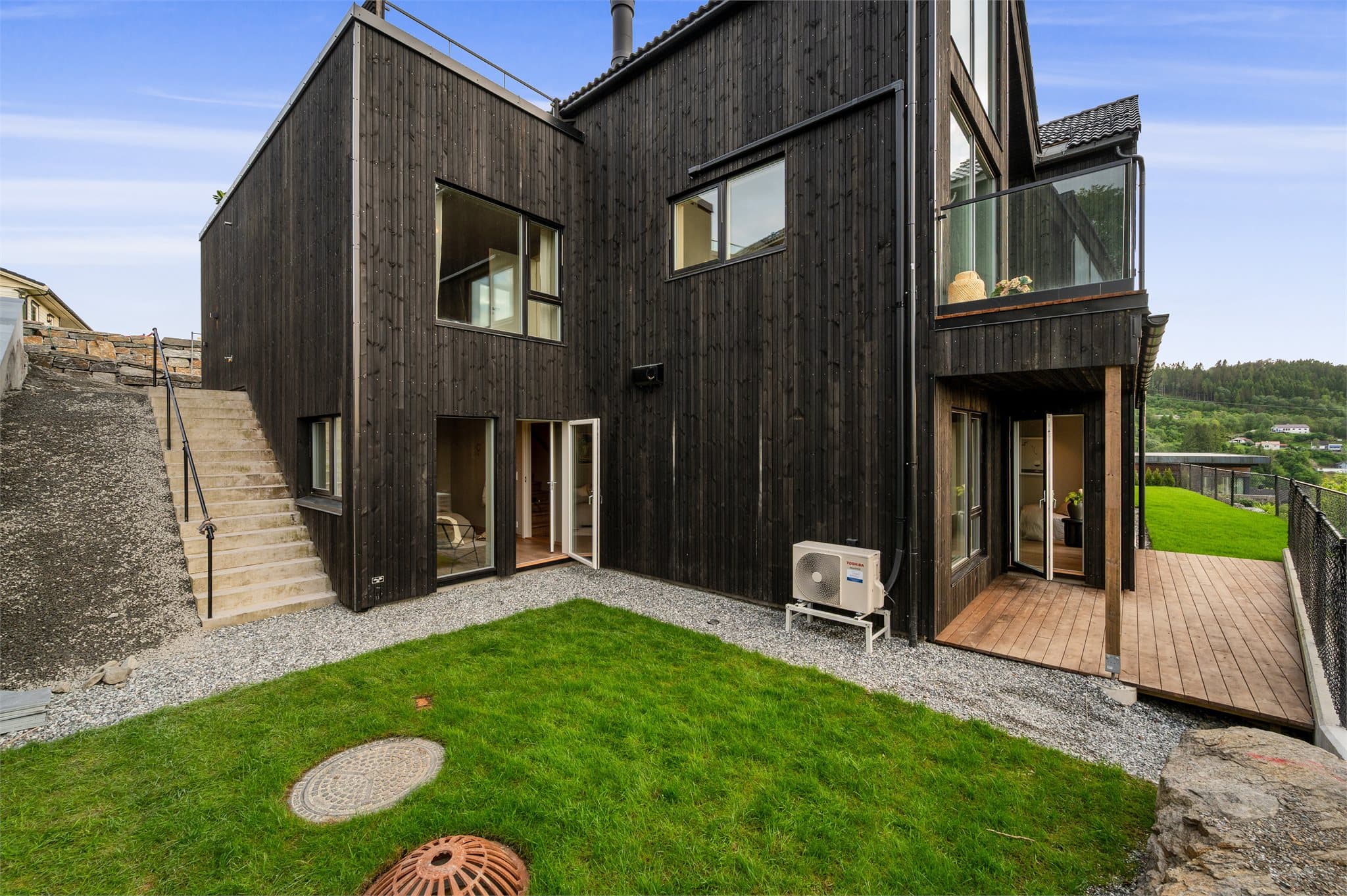 - I tilknytning til boligen er det carport med montert elbil-lader -