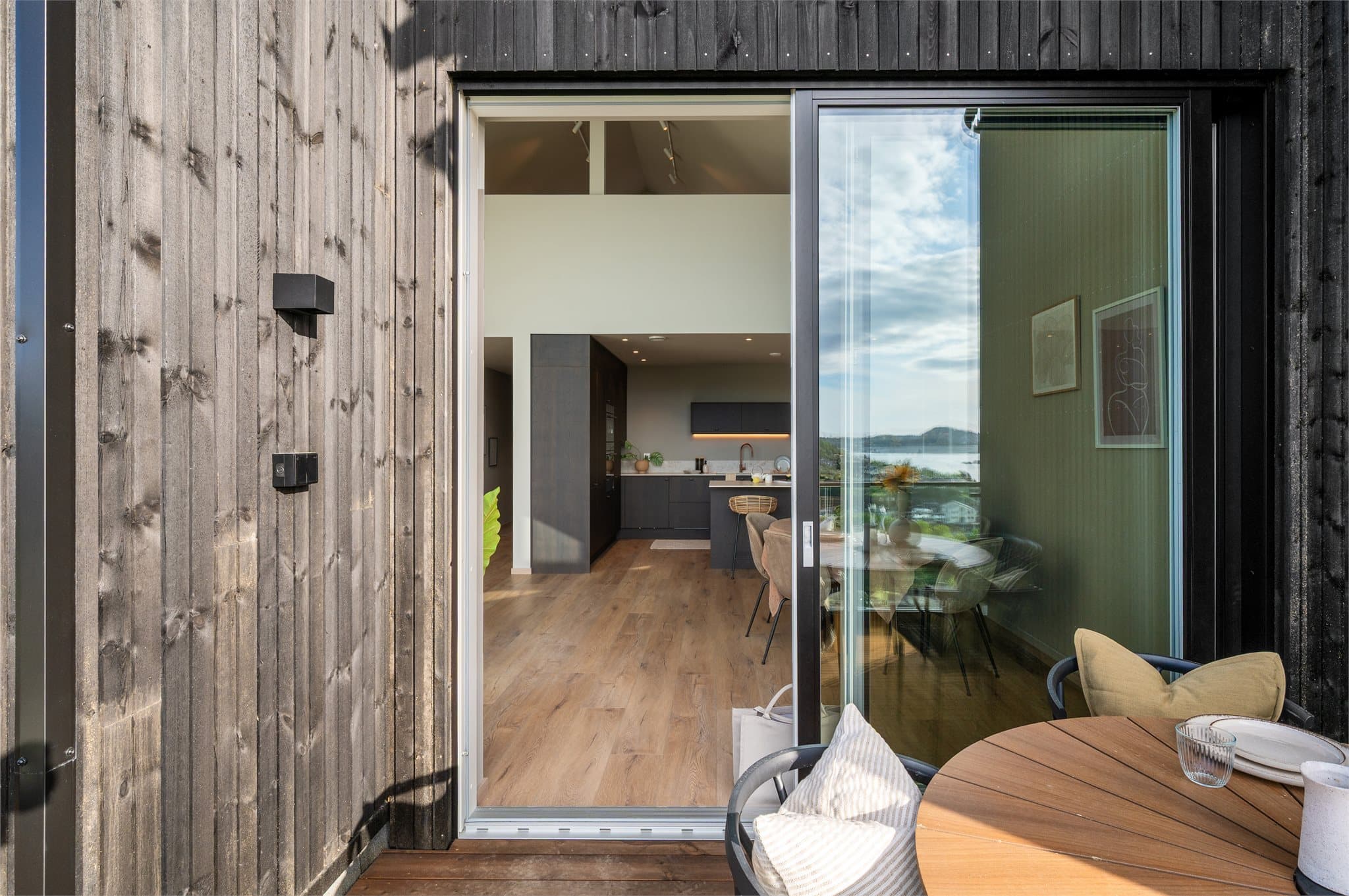 - Vi beveger oss inn i boligens hovedetasje som har et BRA-i på 94m² -