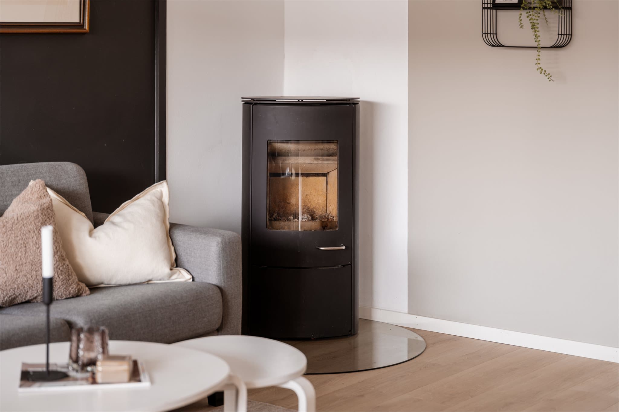 Vedovnen gir lun oppvarming på vinterdagene. Piperøret ble fornyet innvendig i 2024.