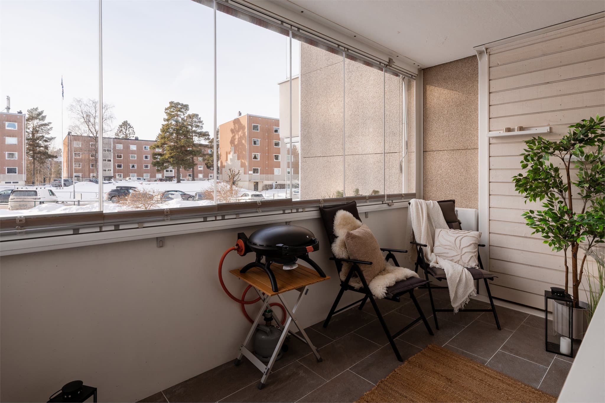 Balkongen er vestvendt og har flislagt gulv, stikkontakt og varmelampe.