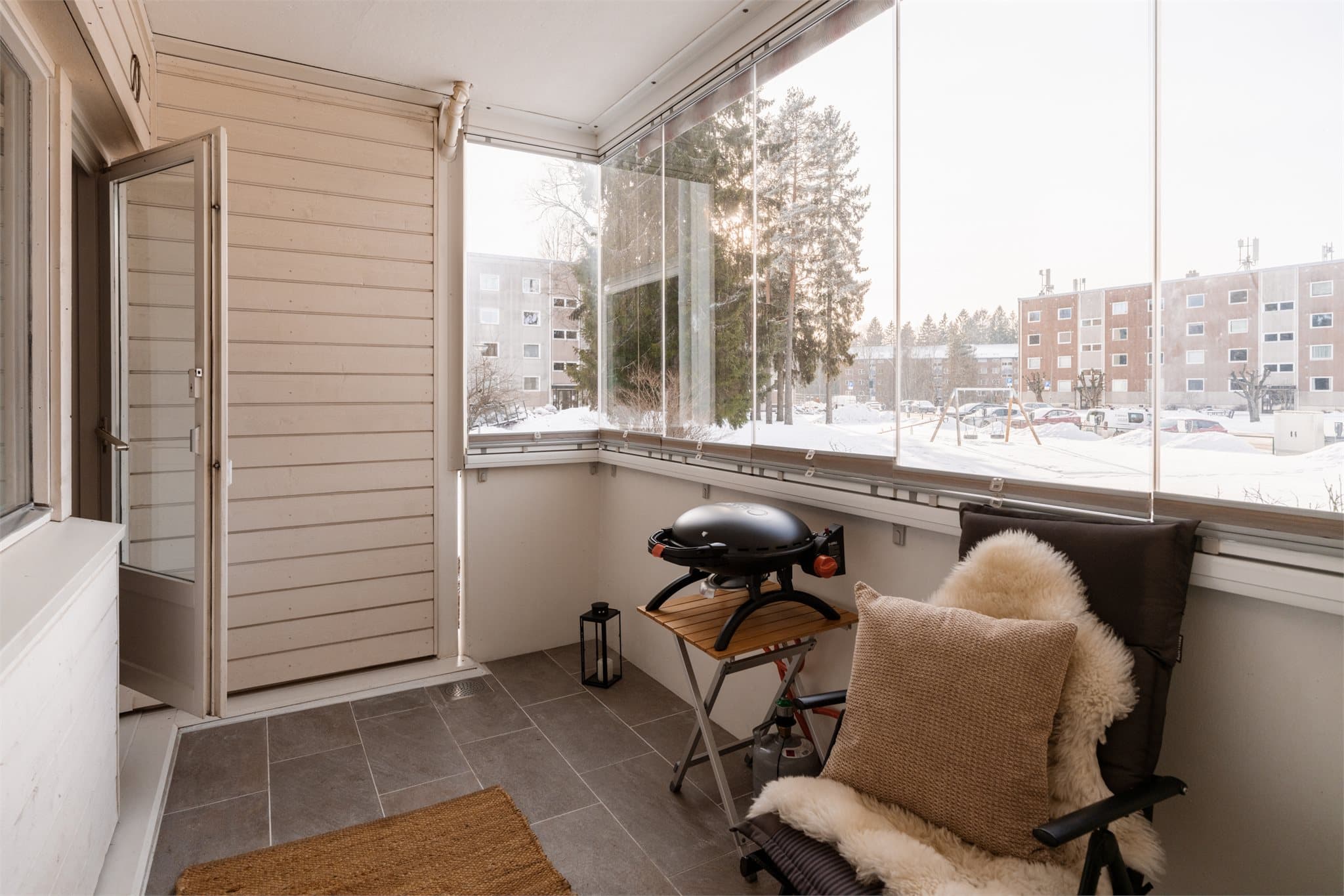 Skyvbare vinduer gjør at uteplassen kan nytes store deler av året.