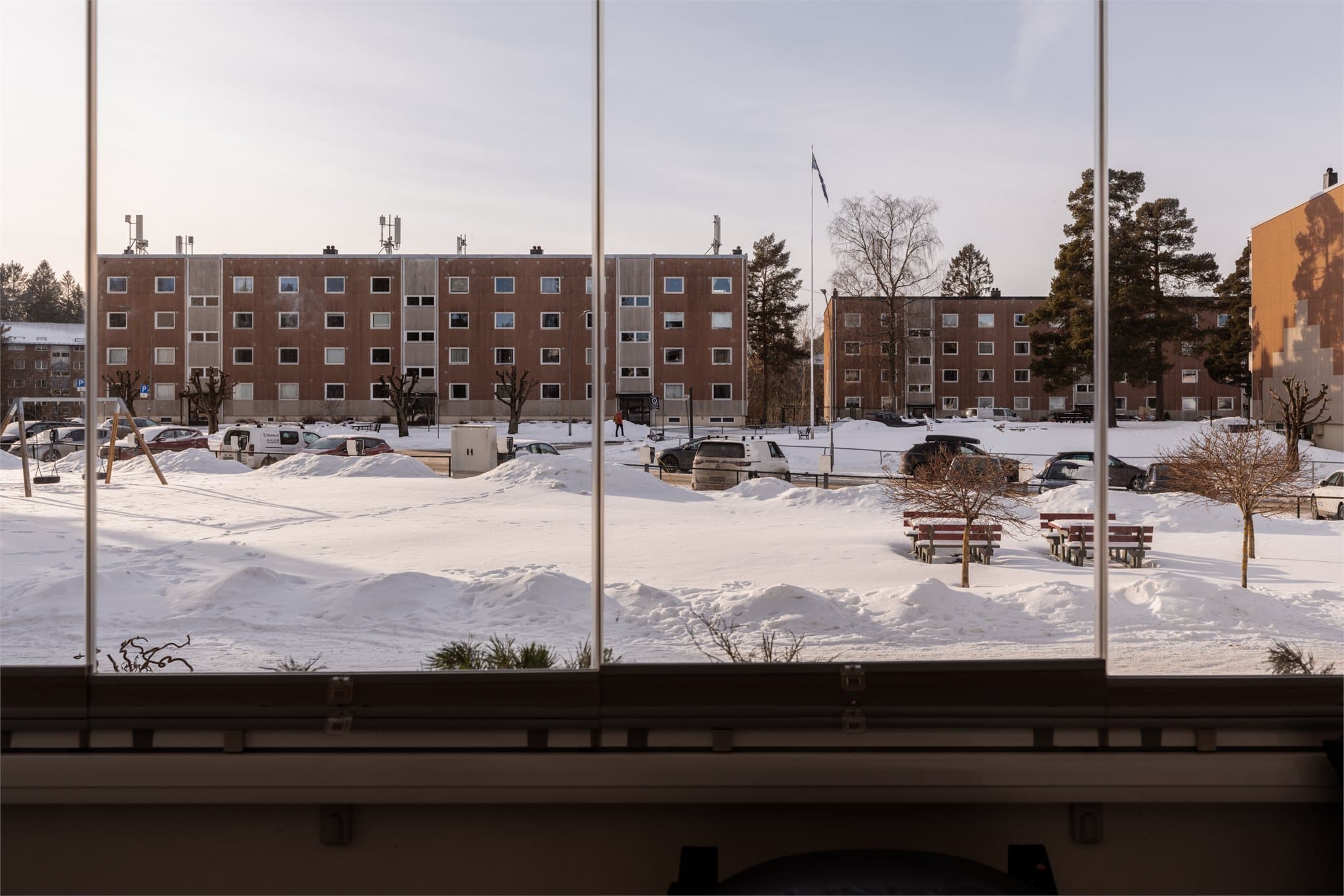Fra balkongen har du utsyn over borettslagets fellesarealer.