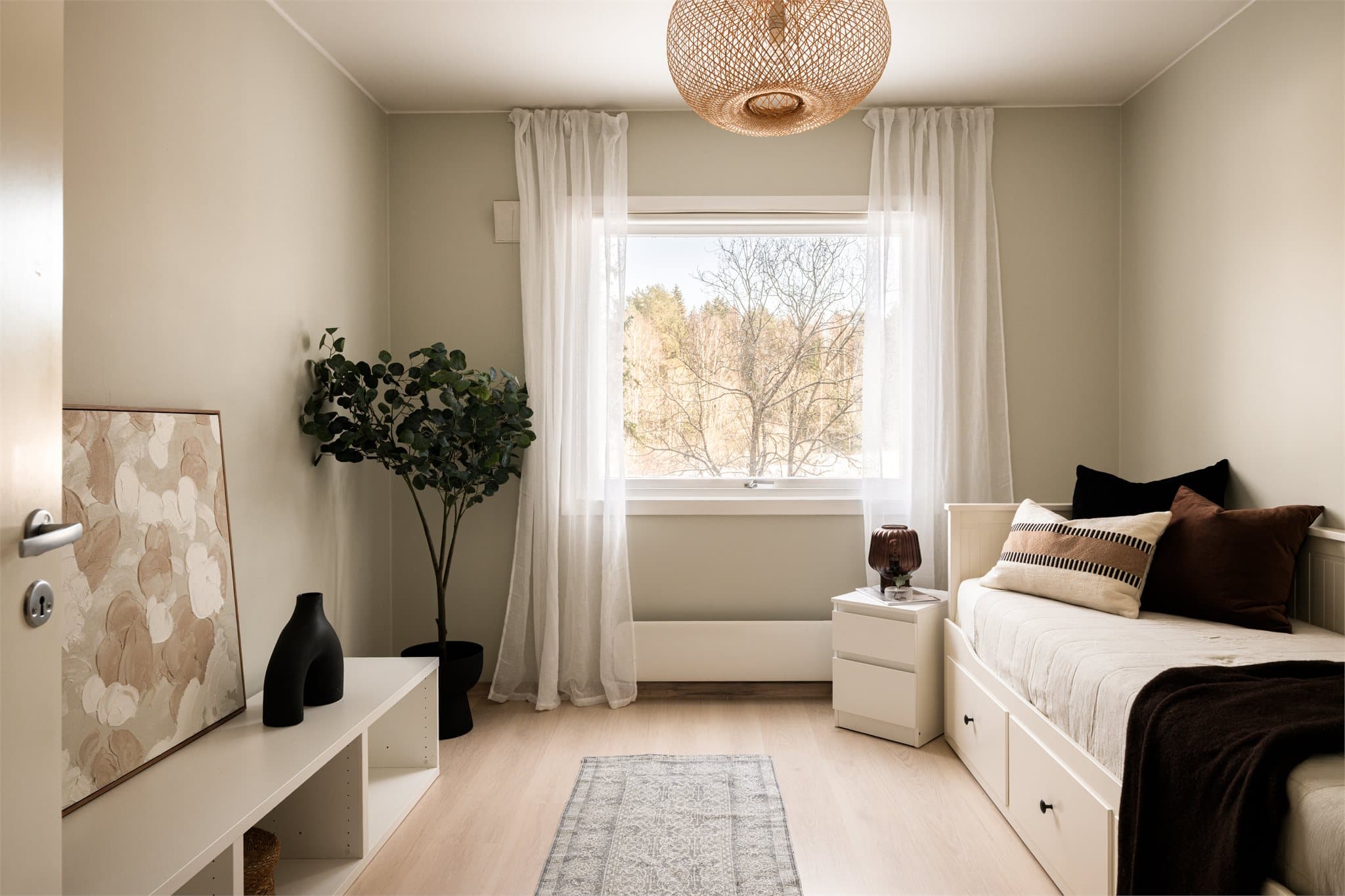 Leilighetens andre soverom passer utmerket som barnerom, gjesterom eller kontor.