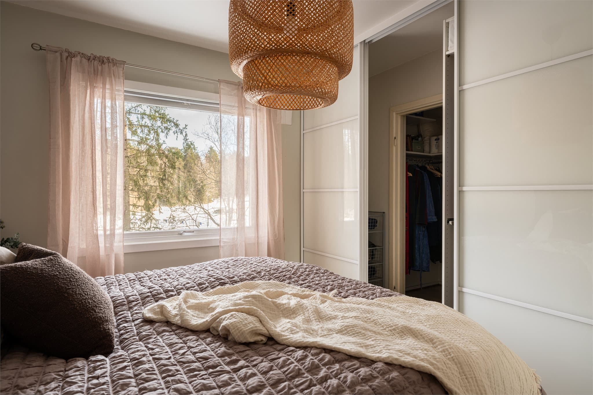 I tilknytning til hovedsoverommet ligger en praktisk garderobe.