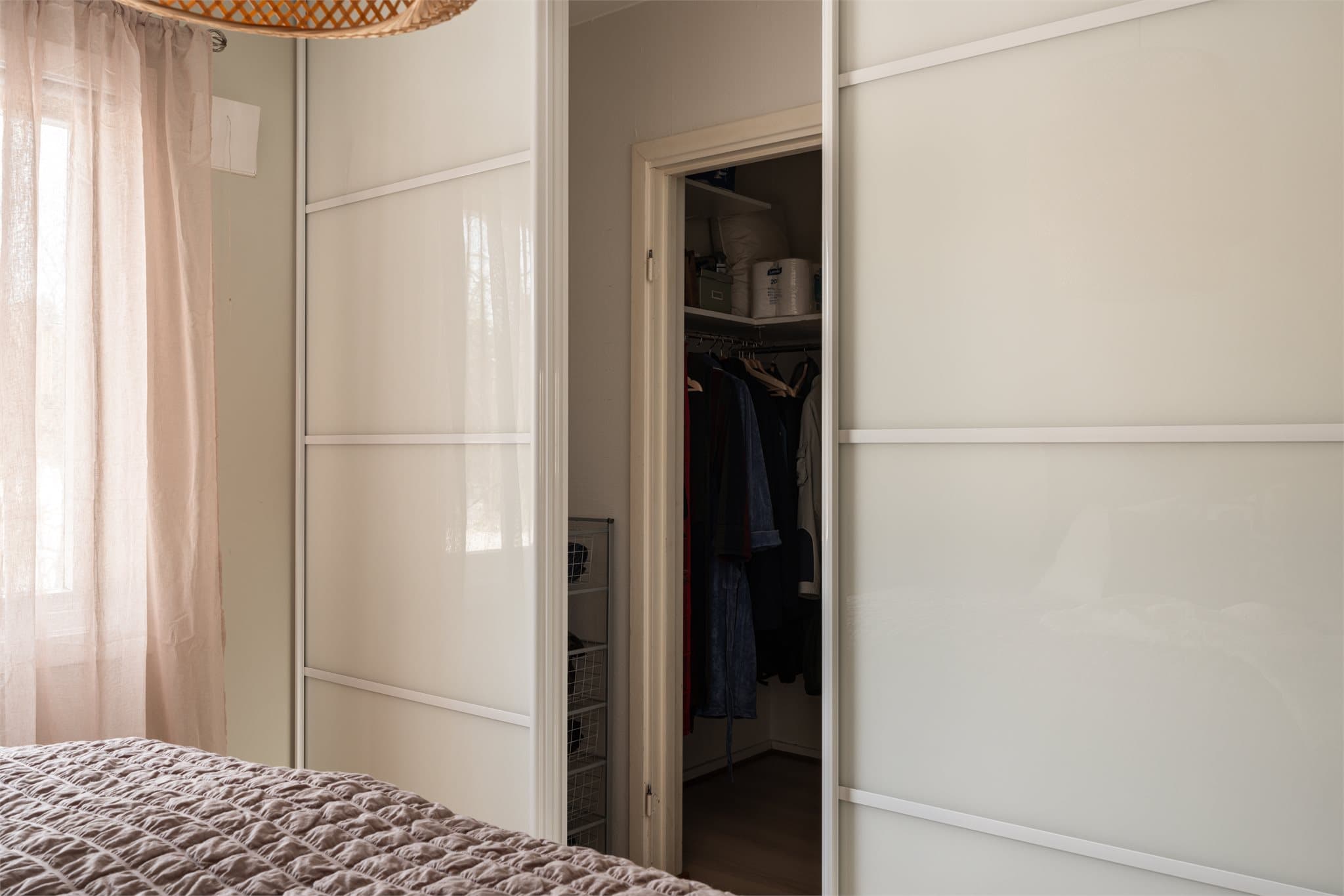 Godt med oppbevaringsplass bak skyvedørsgarderoben.