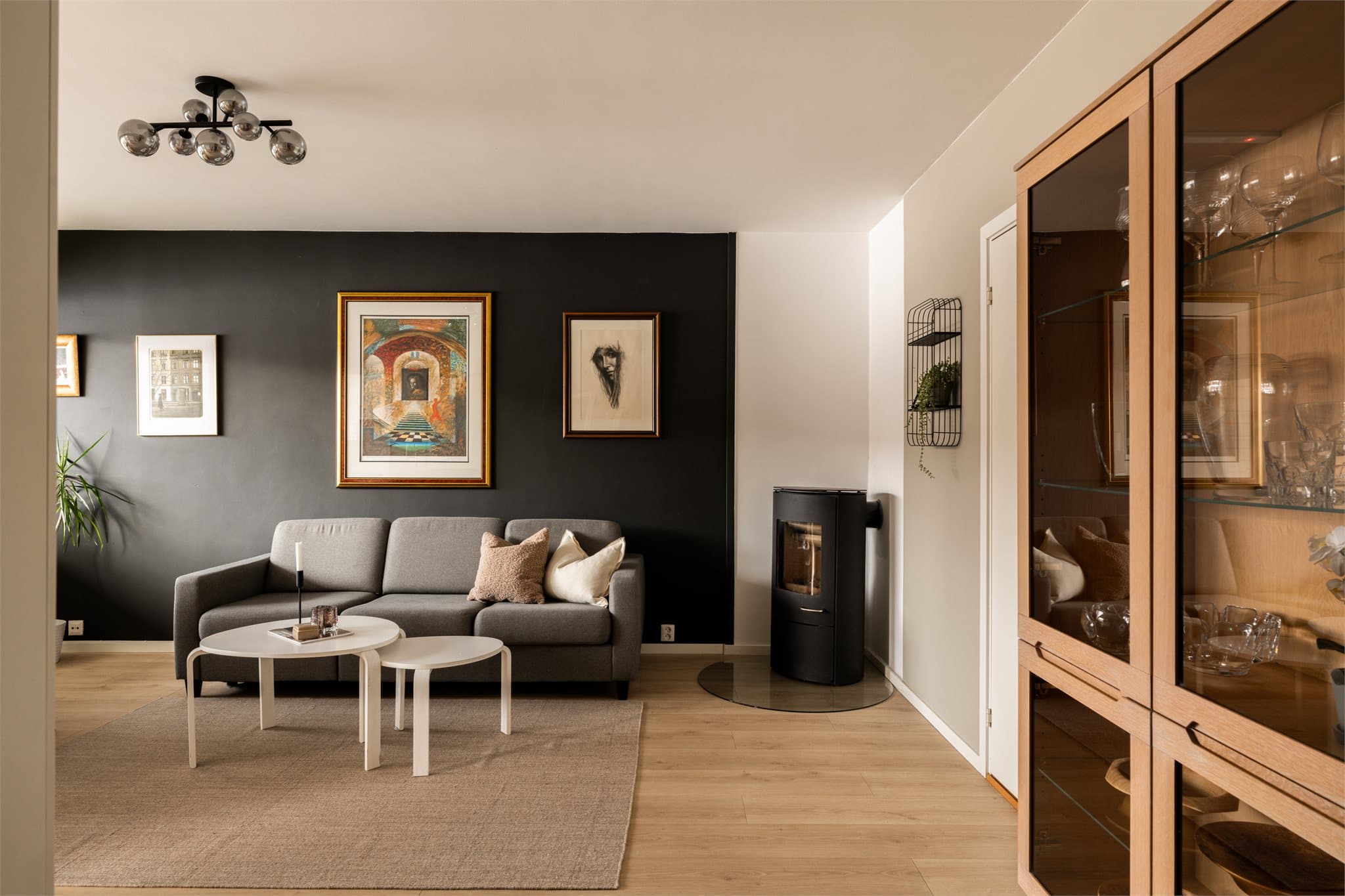 Romslig stue med godt lysinnslipp og energieffektiv, rentbrennende vedovn.