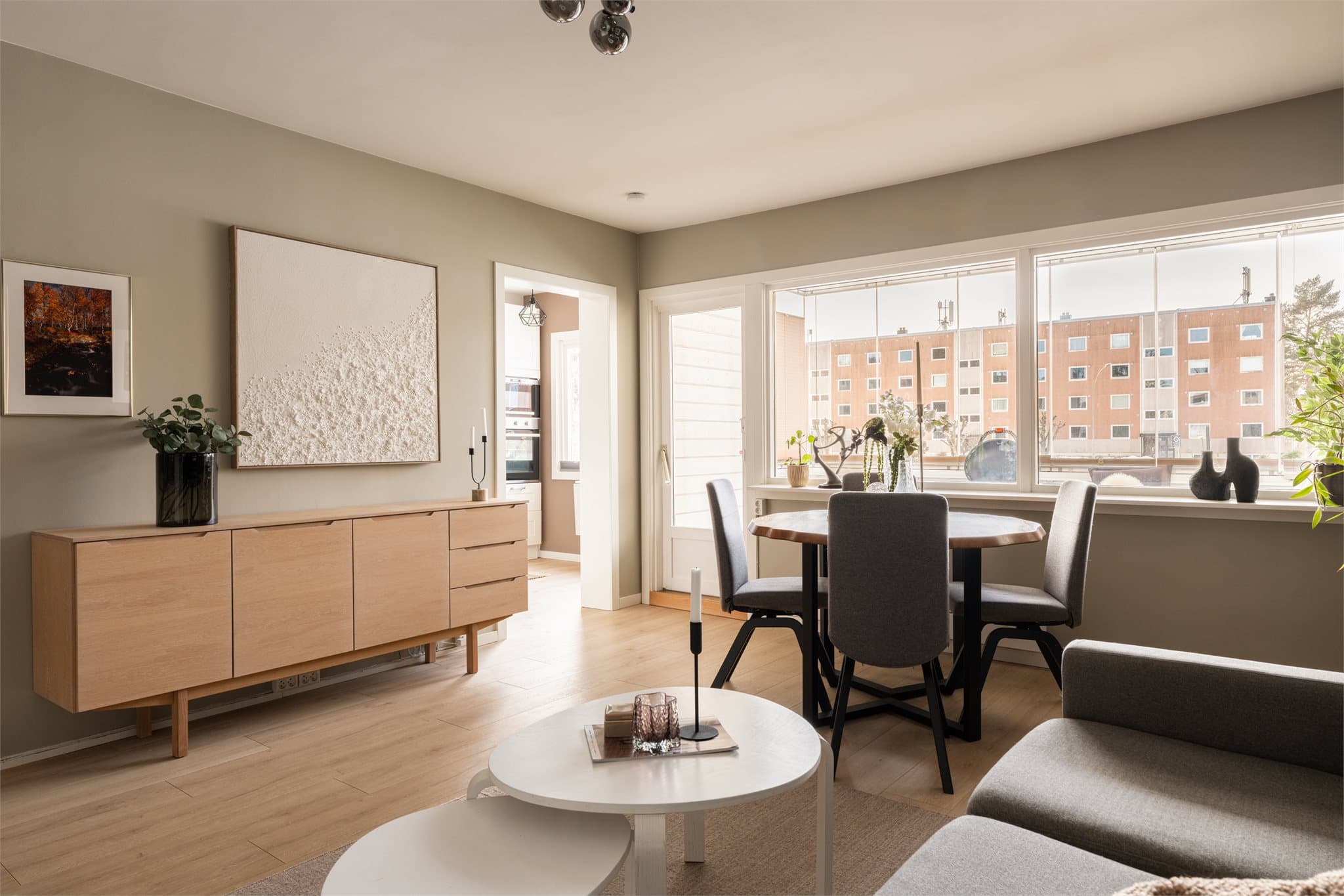 Stuen har god plass til både sofagruppe og spisebord.