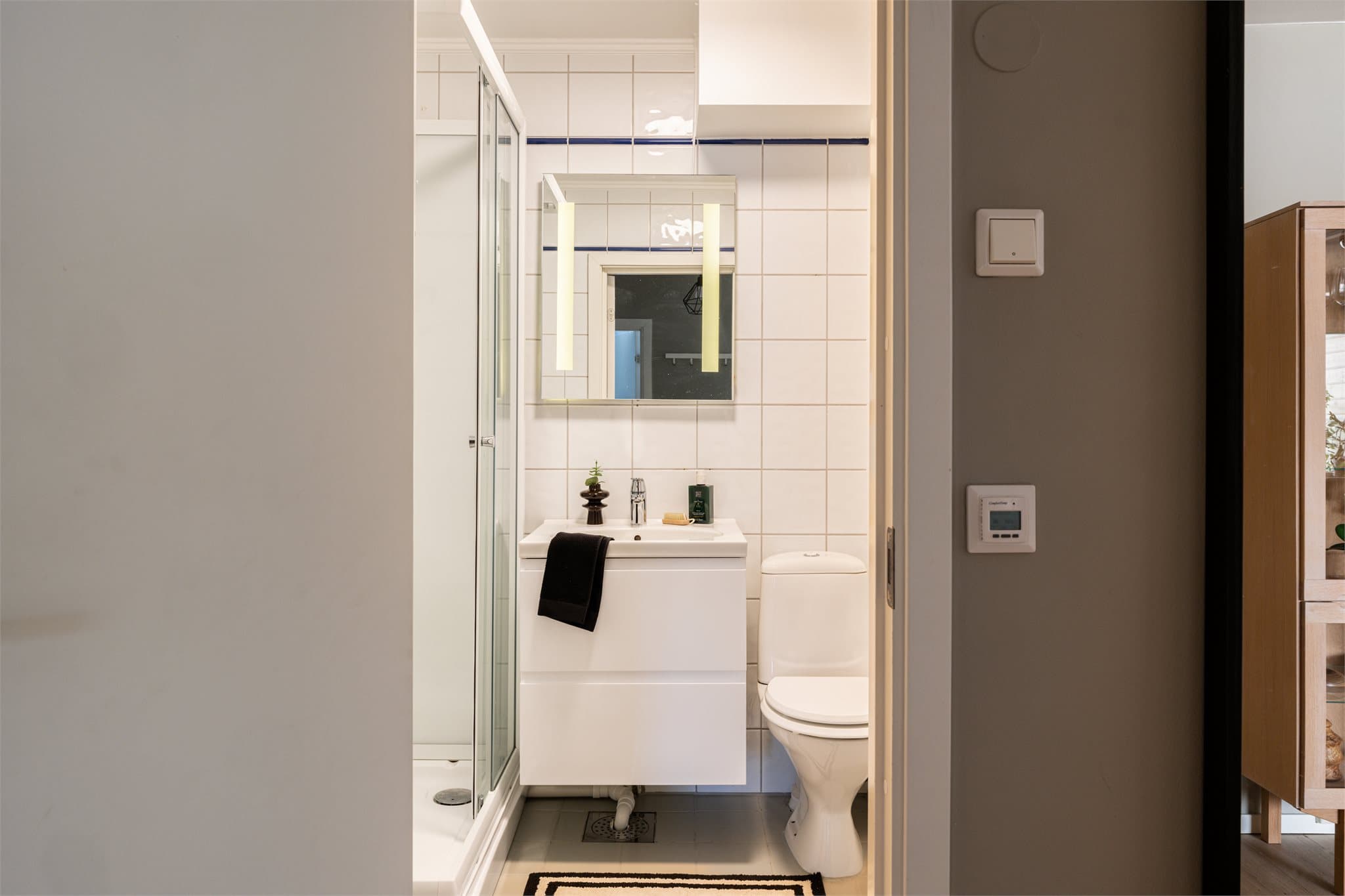 Badet er praktisk plassert i tilknytning til entréen.