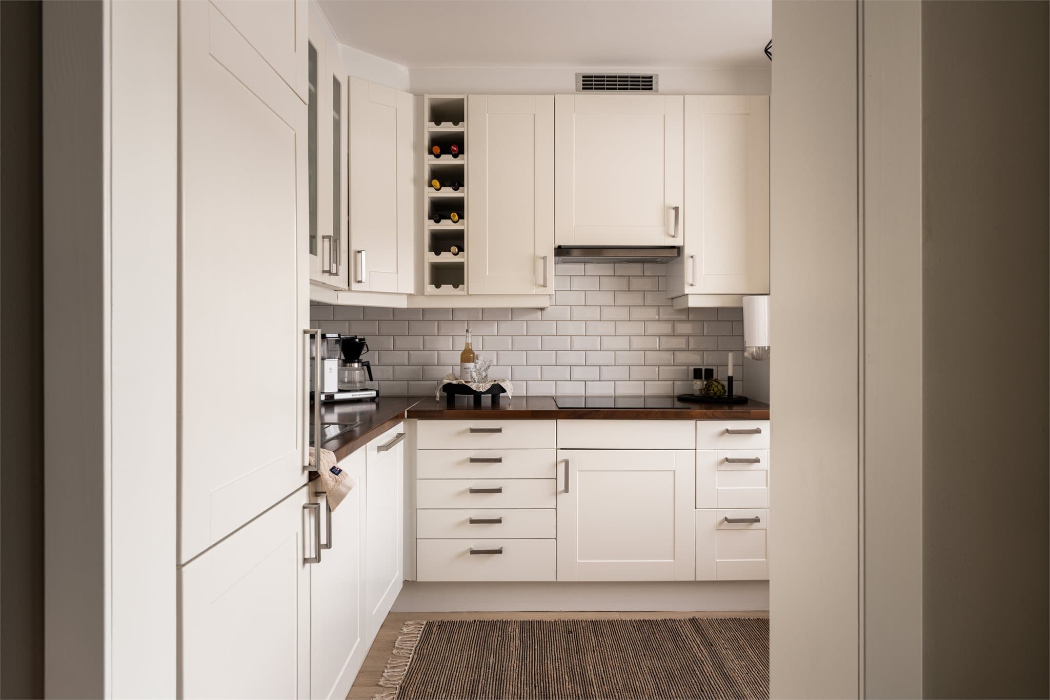 Innredningen byr på rikelig med skap- og benkeplass, samt en praktisk vinhylle.