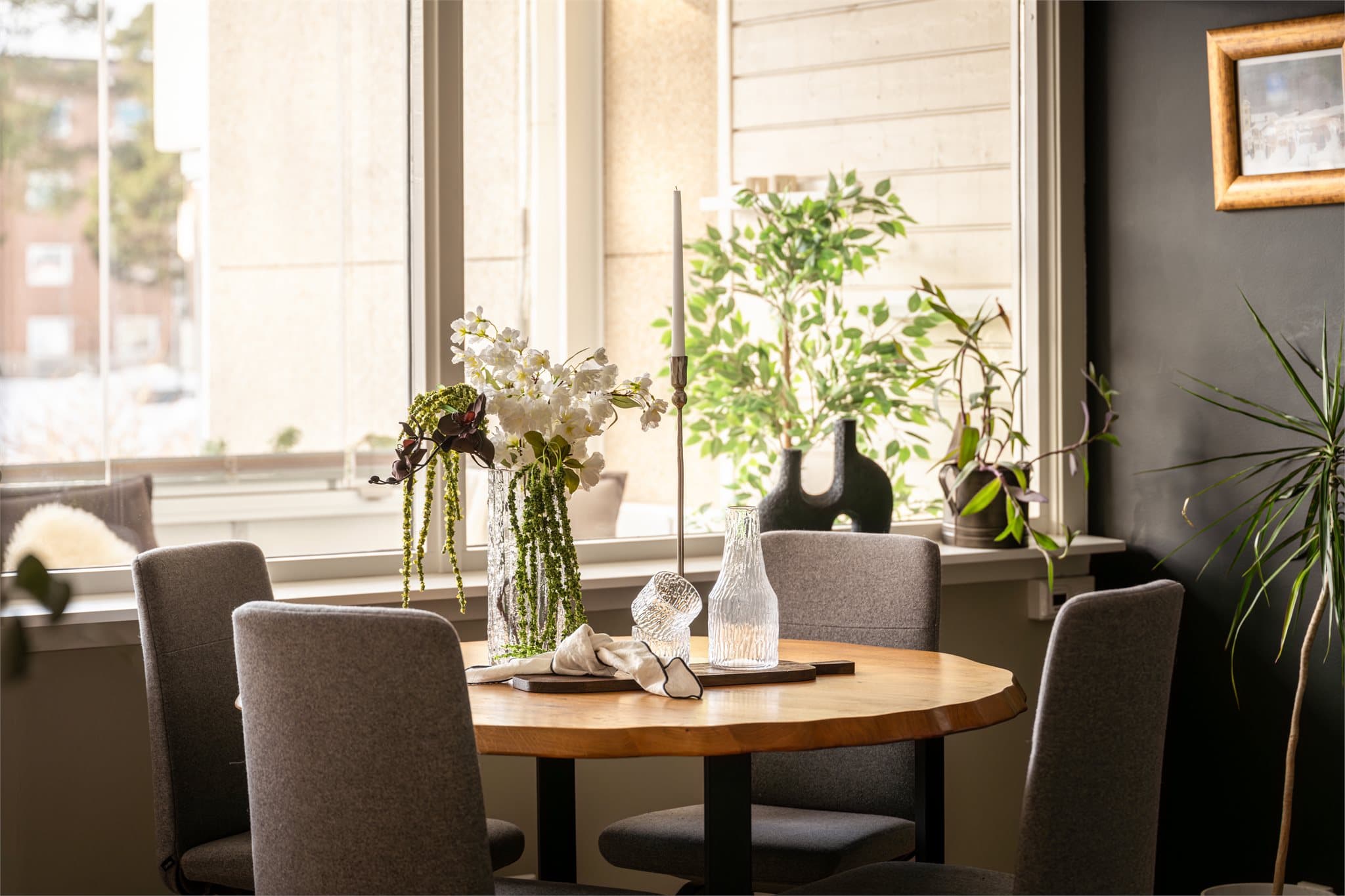 De store vindusflatene slipper inn rikelig med dagslys.