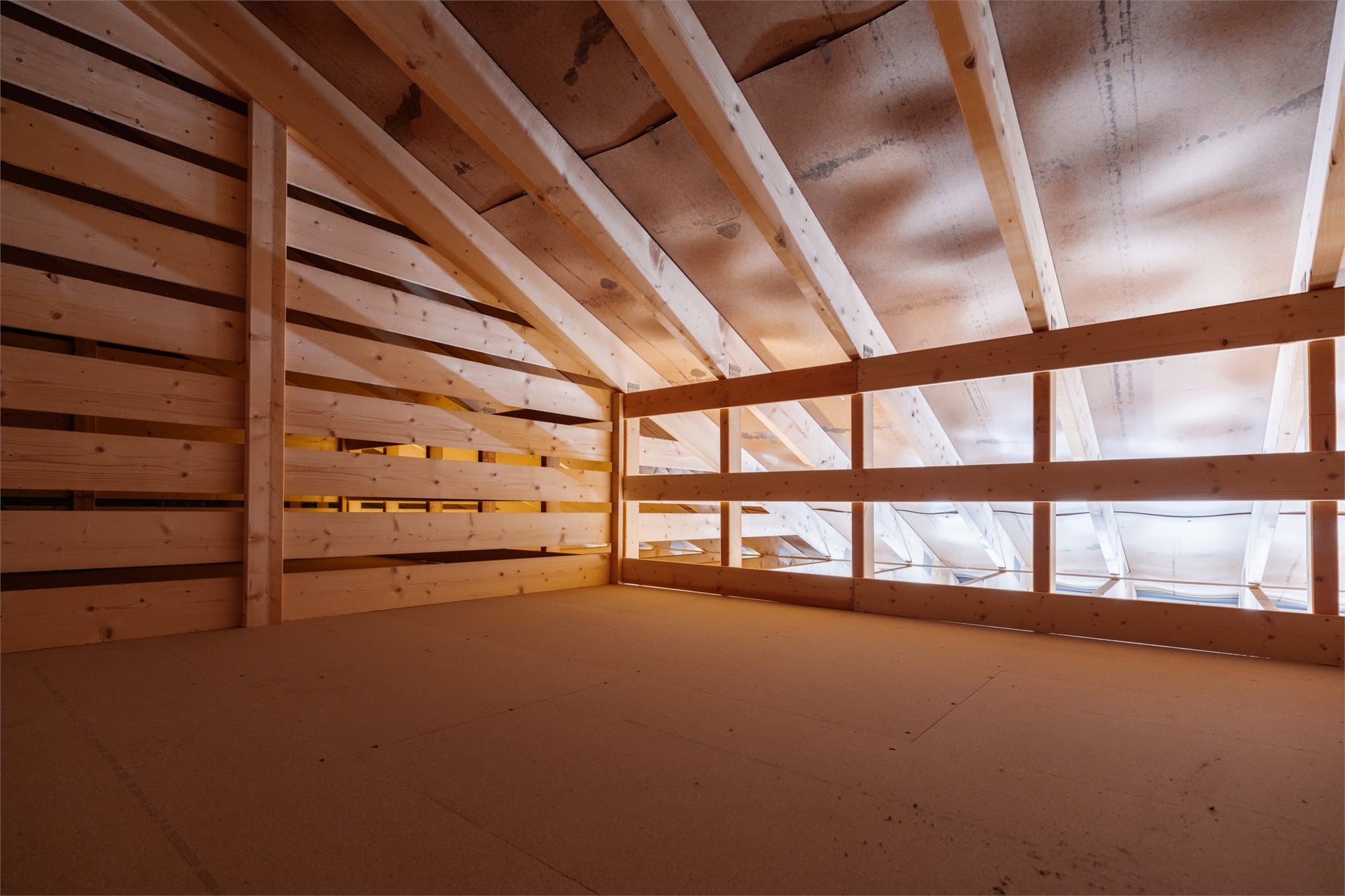 Garasjen har et stort loft som gir rikelig med lagringsplass.