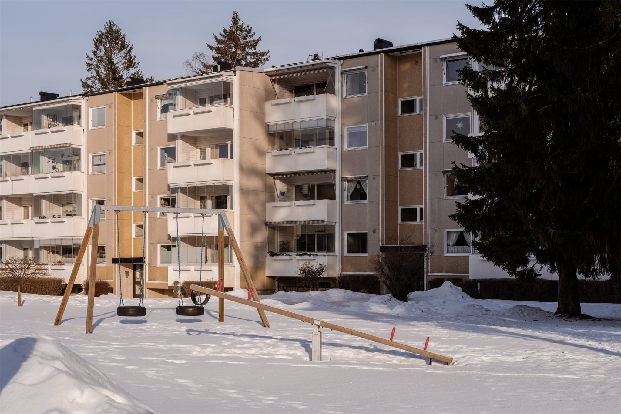 Tomten er opparbeidet med områder for lek og opphold.