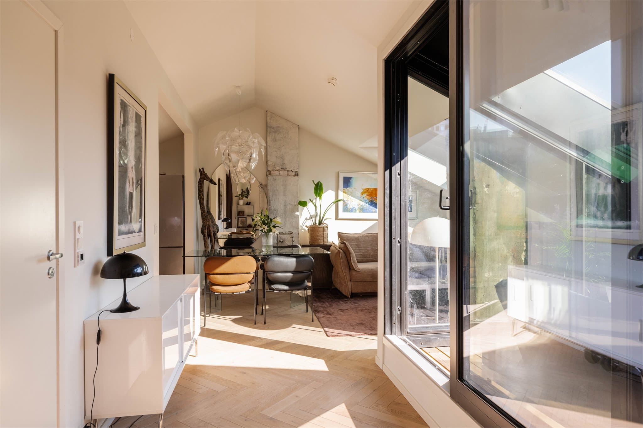 Store vindusflater og takvinduer fra Velux gir rikelig med lys til oppholdsrommet.