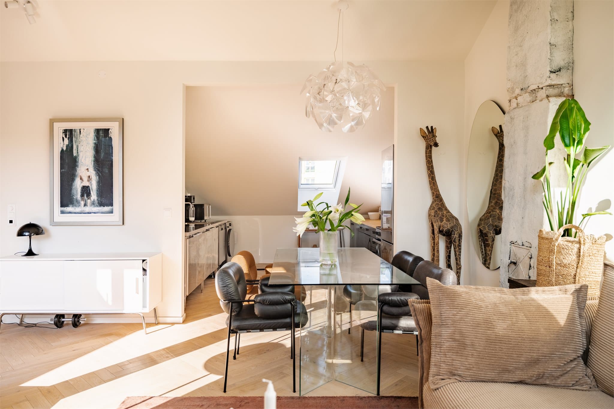 God plass til både sofagruppe og spisebord i leilighetens øverste plan.