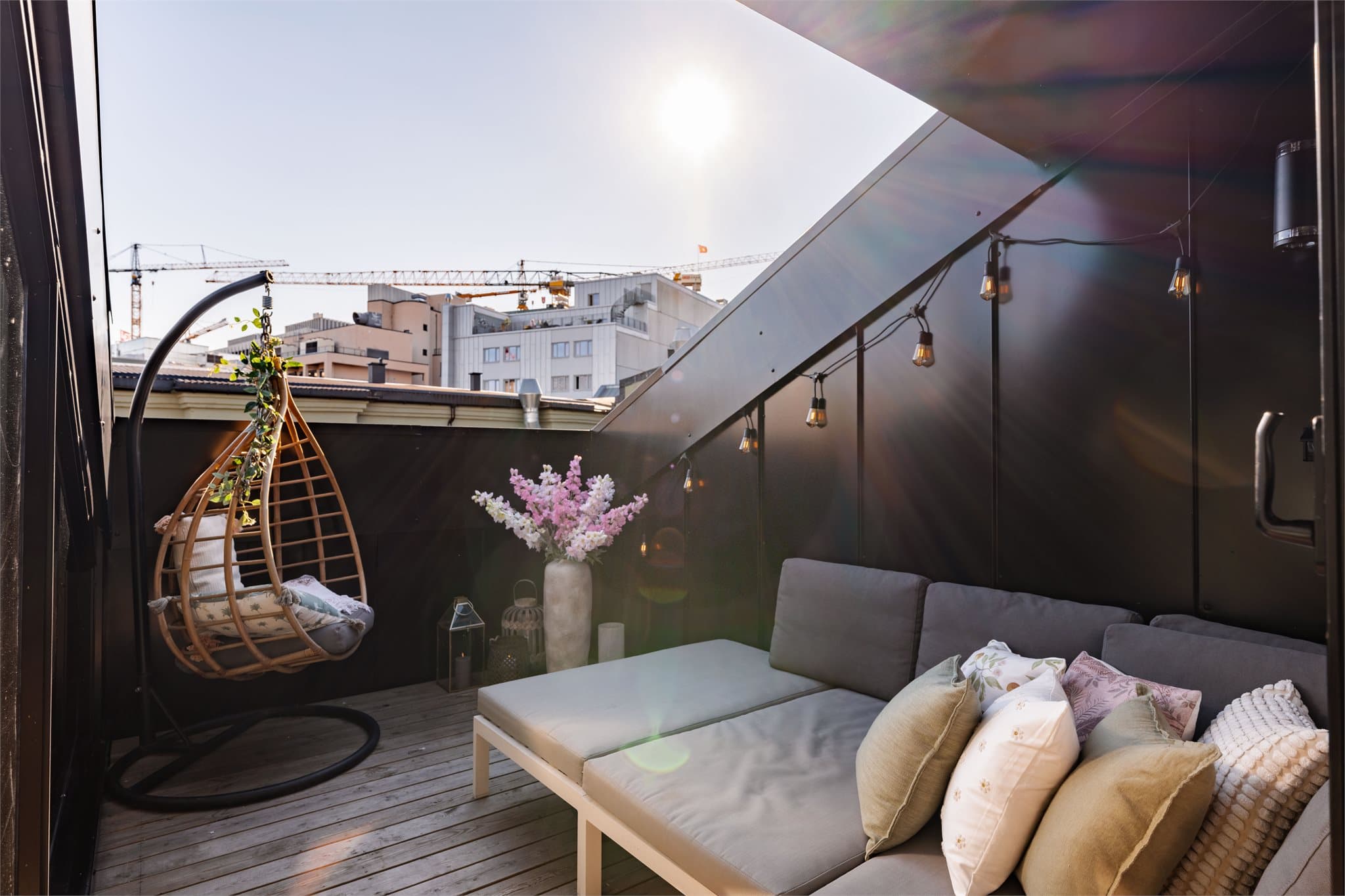 Dette er en klassisk eiendom på to etasjer med en privat takterrasse på ca. 8 m² som gir en usjenert uteplass midt i sentrum.