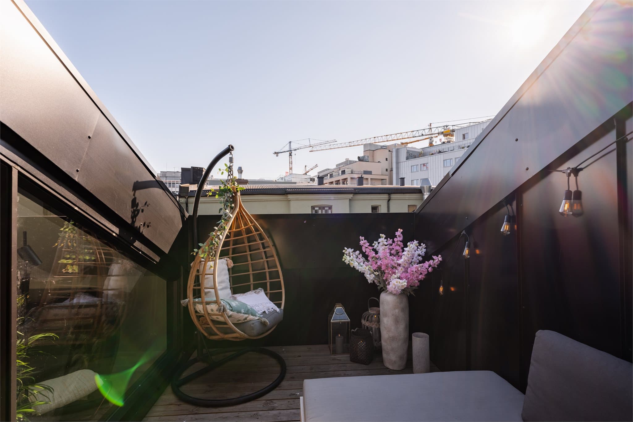 Takterrassen har gulv av terrassebord og er en privat oase på toppen av bygården.