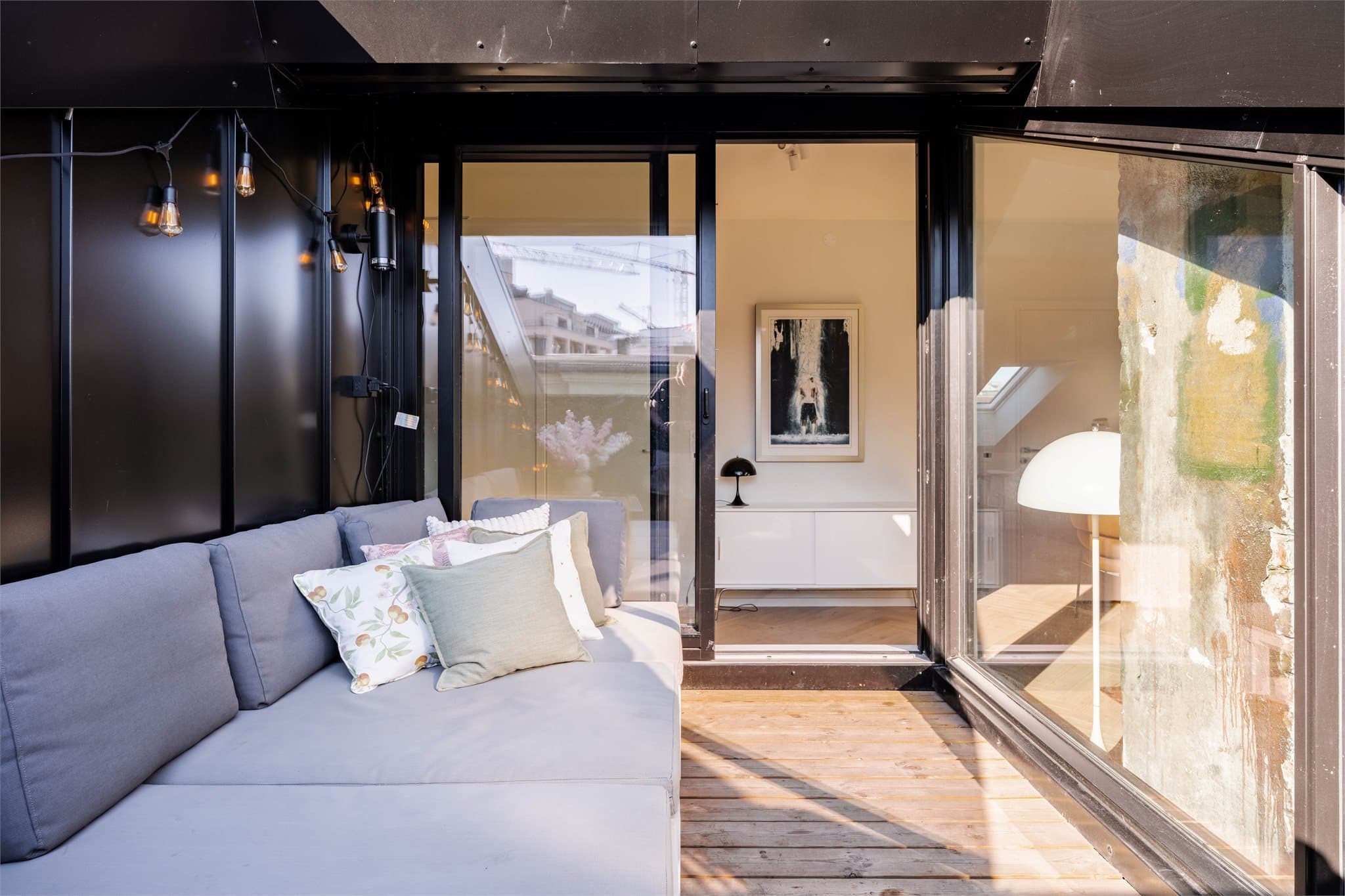 Uteplassen er smart utformet med god plass til en loungegruppe.