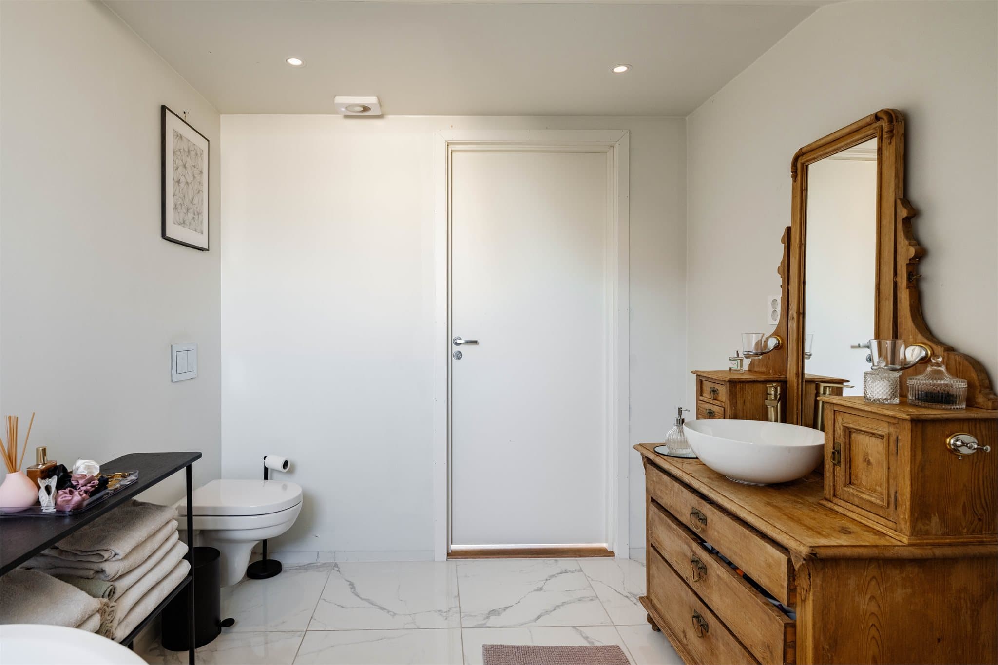 Rommet er utstyrt med vegghengt toalett og innfelte downlights i himlingen.