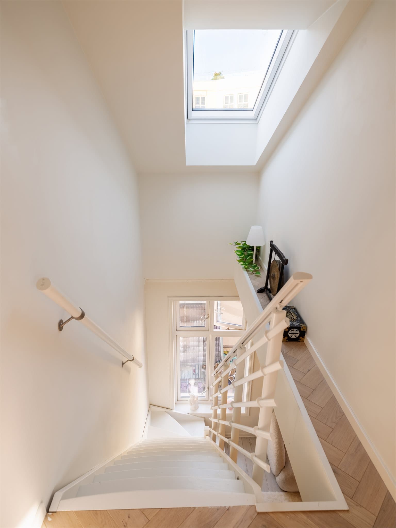 Den interne, malte tretrappen binder de to etasjene sammen.