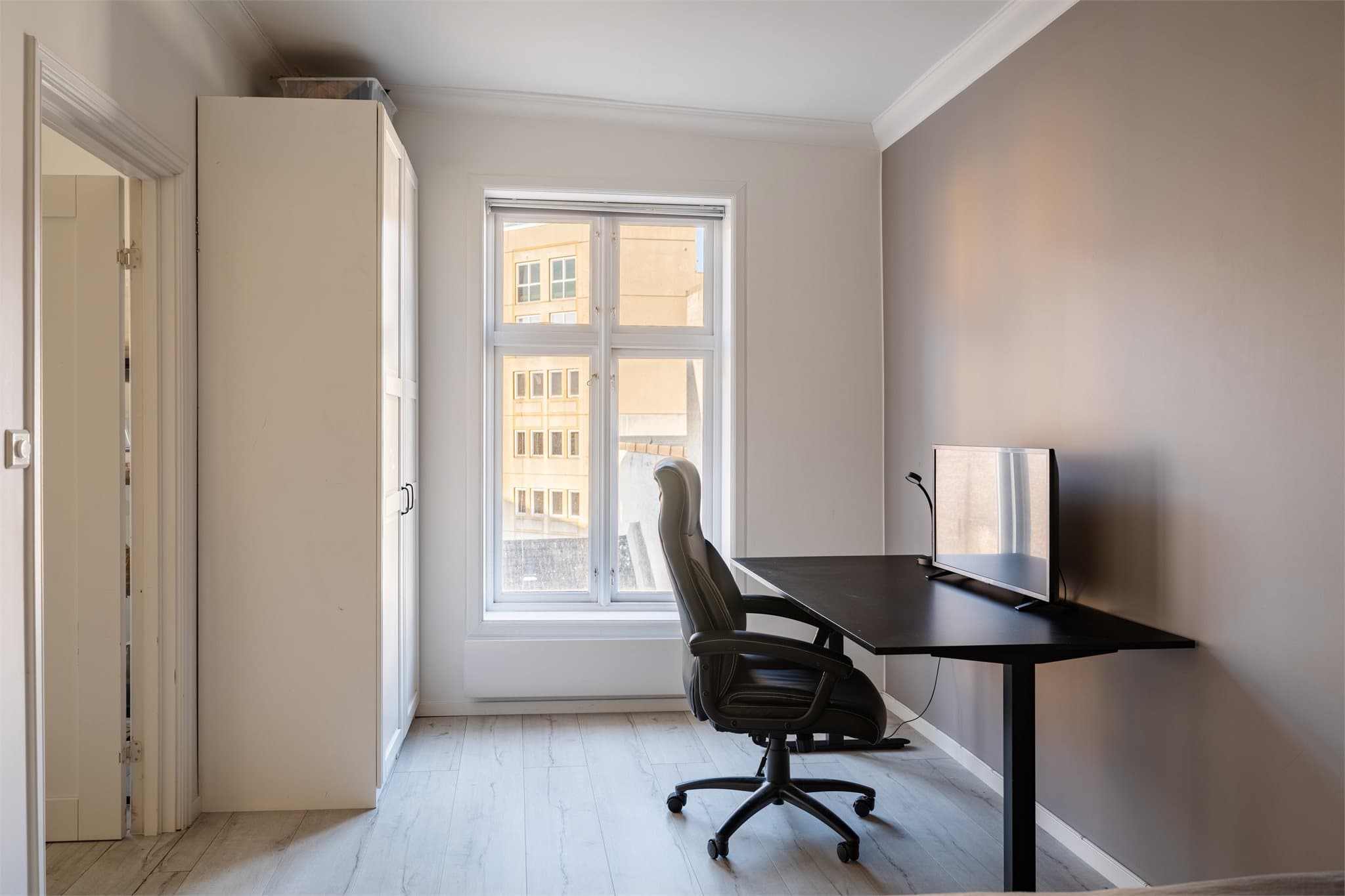 Det er også plass til skrivebord, noe som gir gode muligheter for en praktisk hjemmekontorplass.
