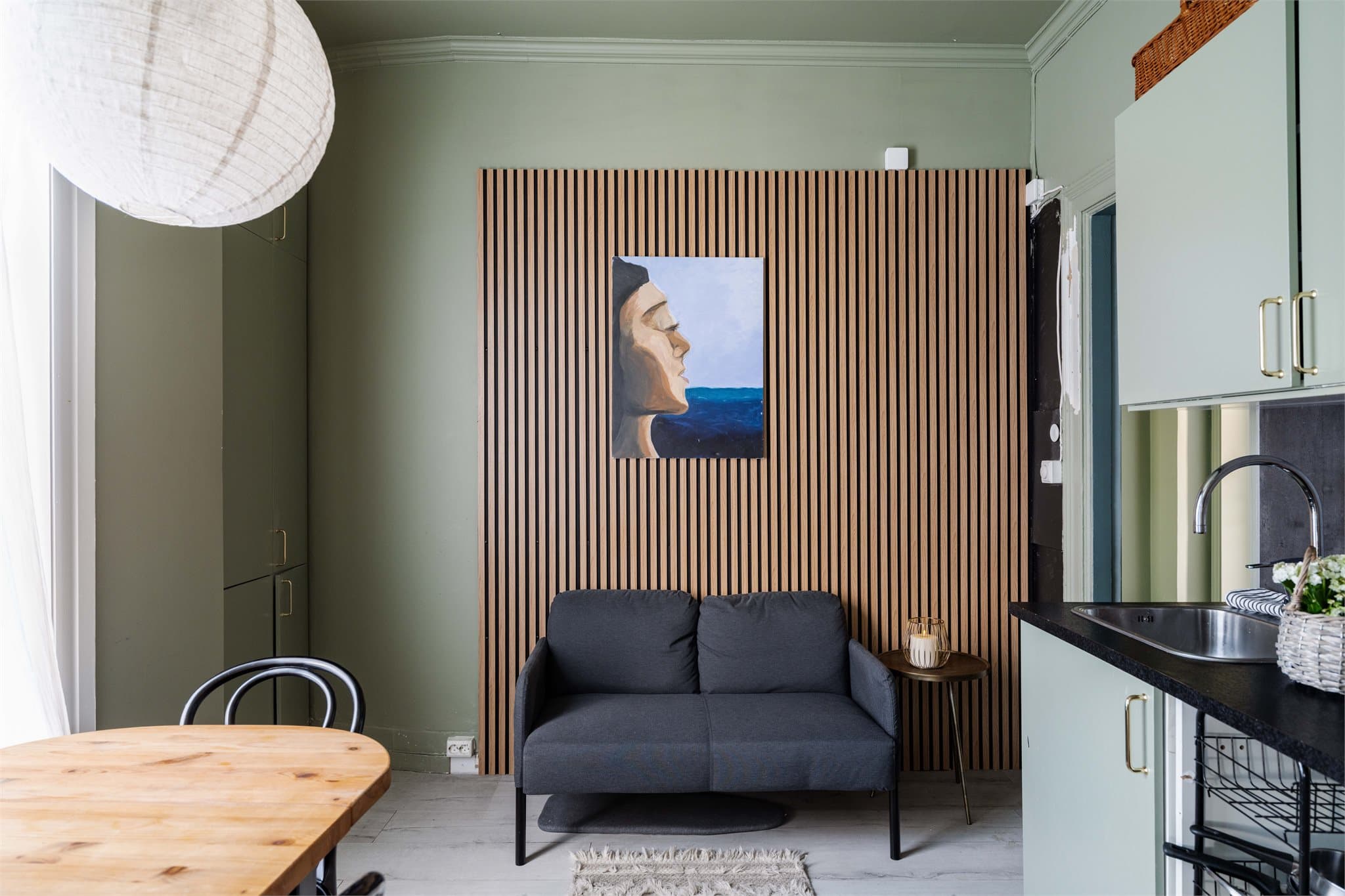Den innredede delen av 4. etasje har et arealeffektivt oppholdsrom med plass til kjøkken, sofa og spisebord ved vinduet.