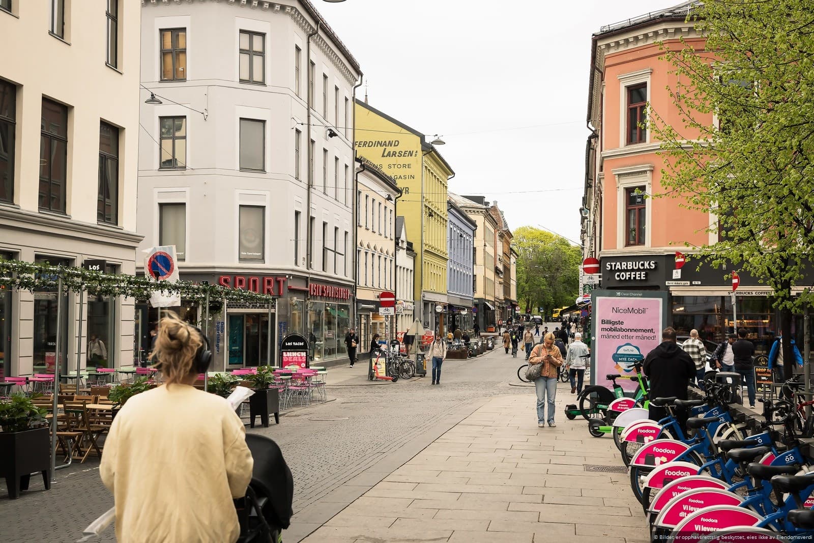 Oslo Kommune har gjort om Bernt Ankers gate i sentrum til en offisiell sykkelgate og oppgradert gatemiljøet på strekningen mellom Storgata og Møllergata for å prioritere gående og syklende.