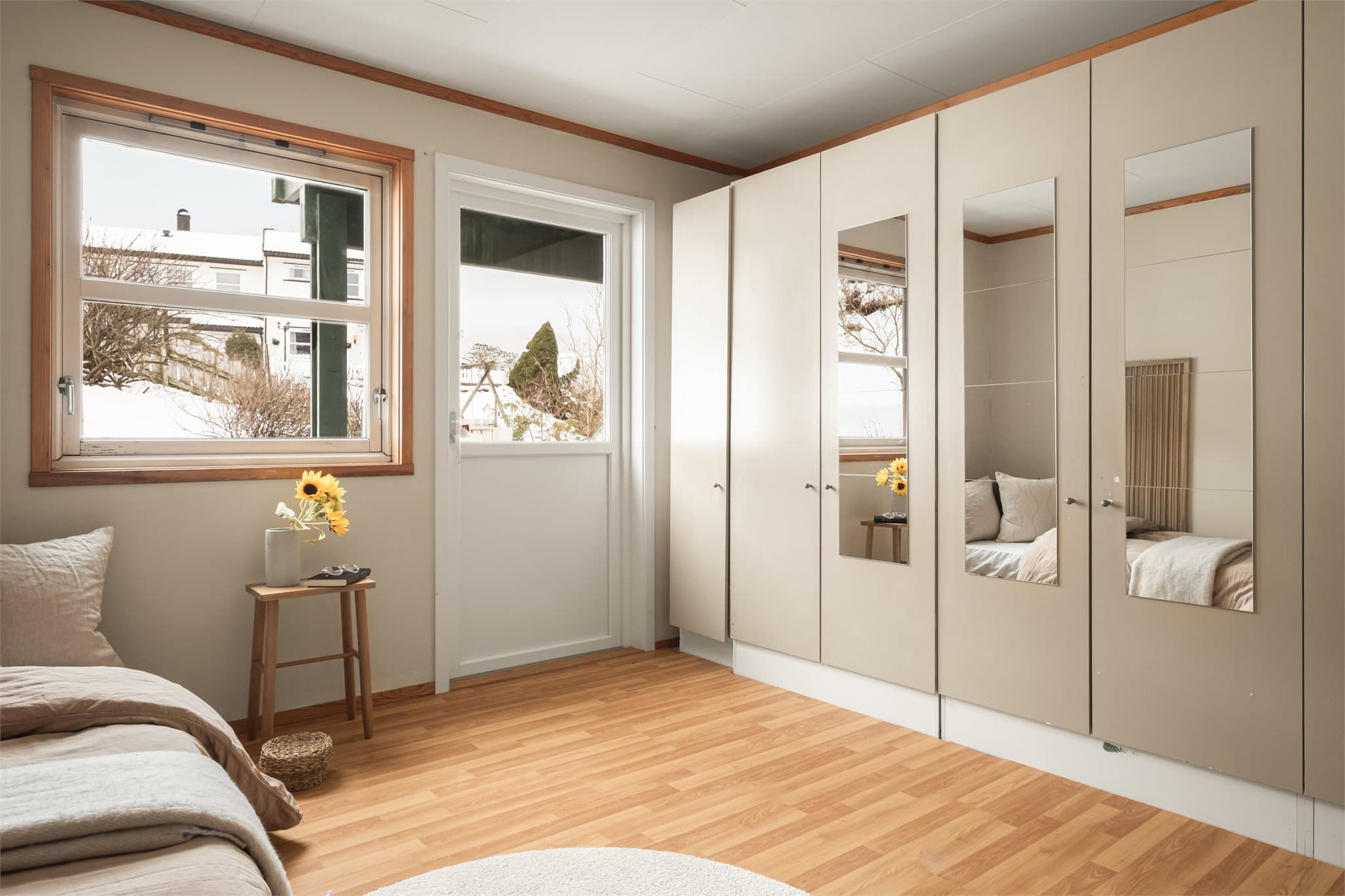 - Her har du rikelig med lagringsplass i garderobeløsning -