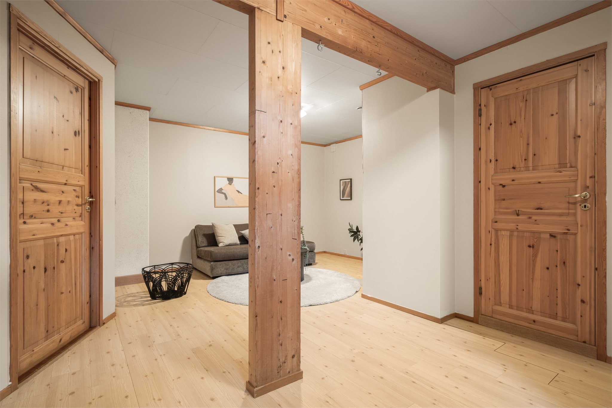 - Herfra er det dører inn til soverom, bad og vaskerom -