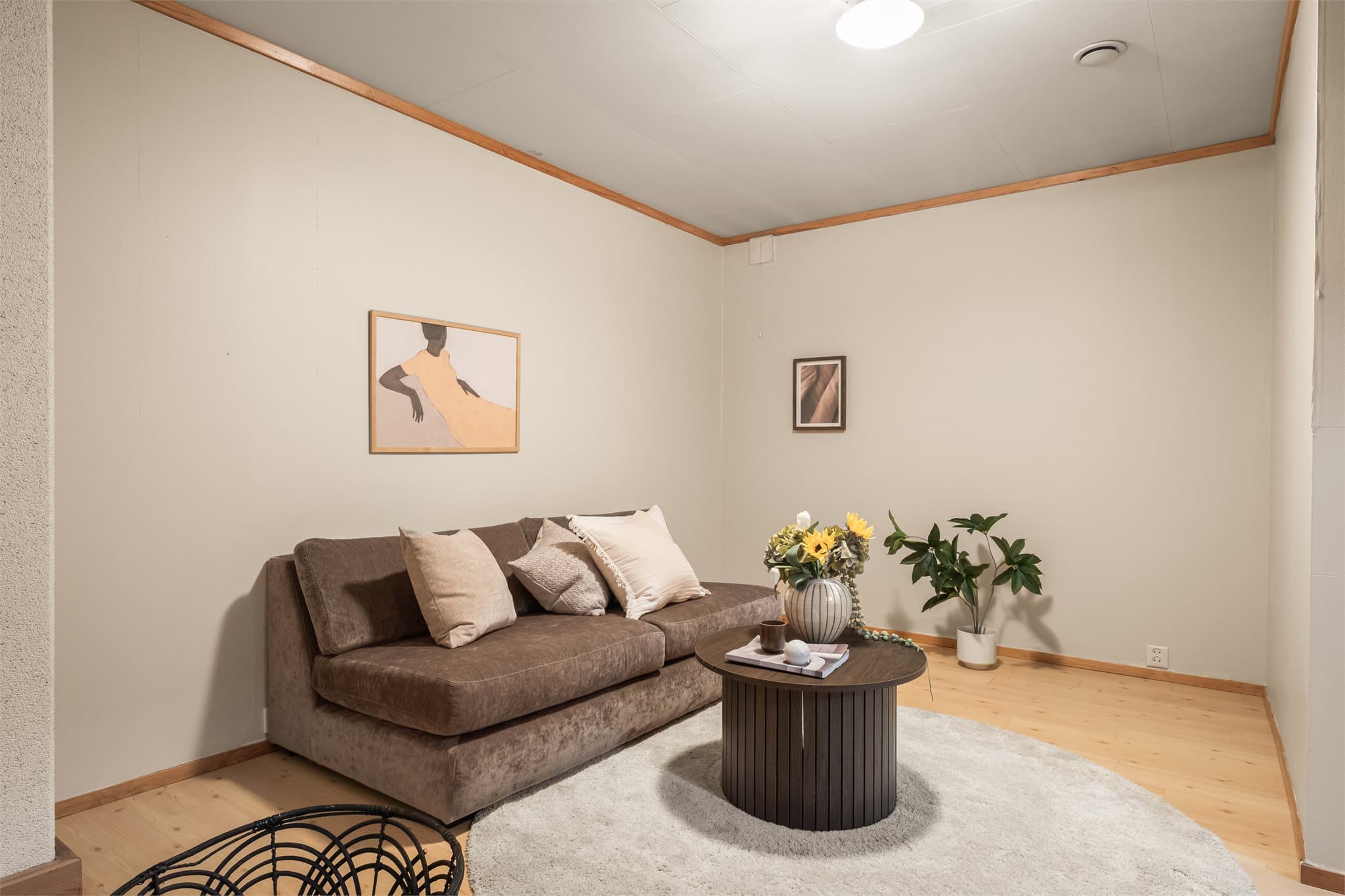 - Kjellerstuen måler 23,3m². Et supert oppholdsrom for barna! -