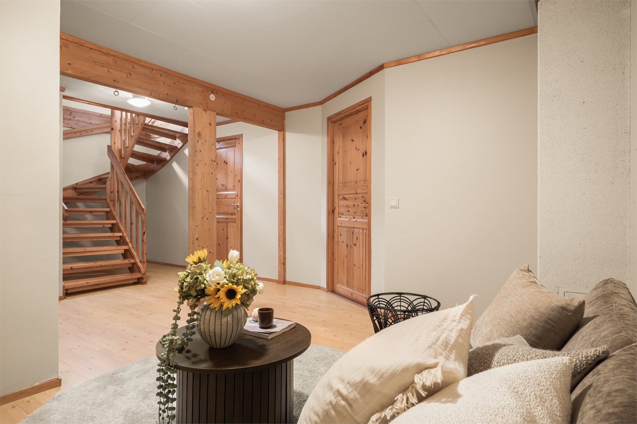 - I underetasjen finner du boligens to siste soverom, kjellerstue/trapperom, bad og separat vaskerom -