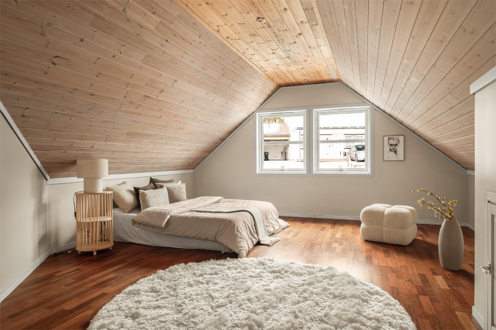 - Loftsetasjen inneholder gang/trapperom, tre soverom og bod -