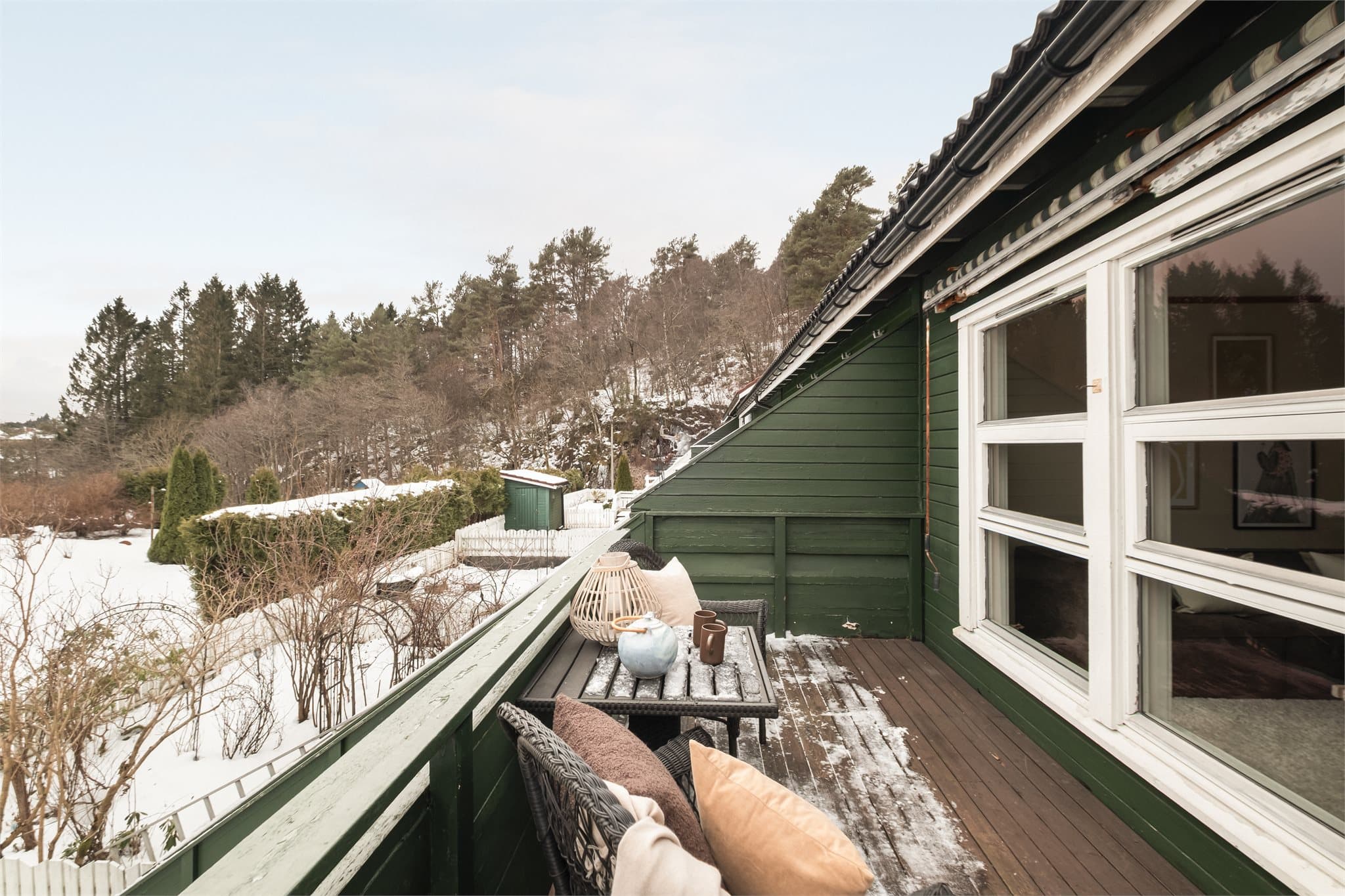 - Fra stuen er det direkte adkomst til boligens sørvendt altan, med gode solforhold midtsommers og utsikt over nærområdet -