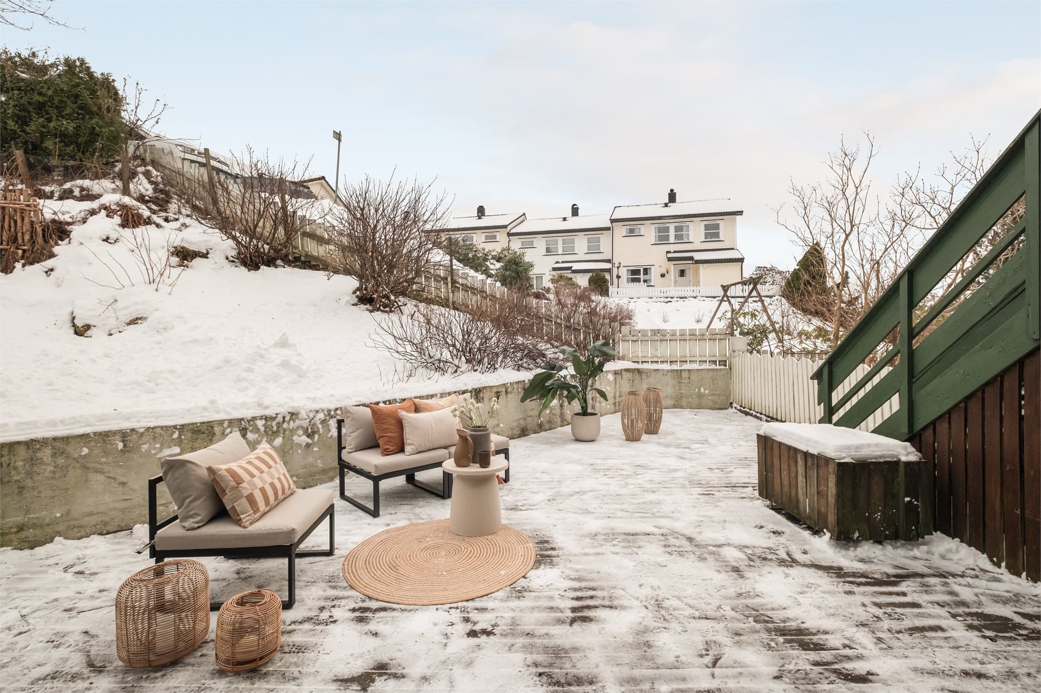 - Fra terrassen har man også tilgang til balkongen i hovedetasjen. Merk ca. 4x5m kjøkkenhage utenfor murkant samt 2+2 rips / solbærbusker -