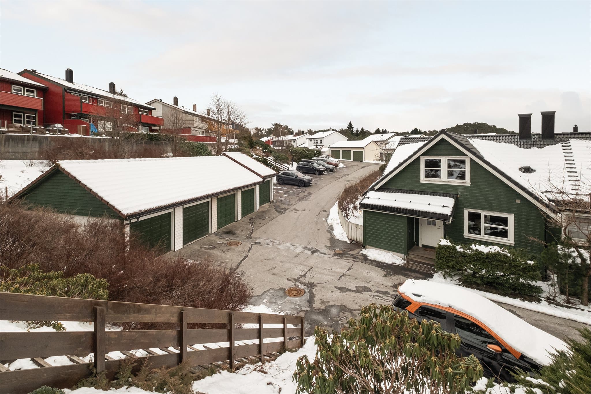 - Boligen har tilhørende biloppstillingsplass i utvendig garasjerekke med elbil-lader -