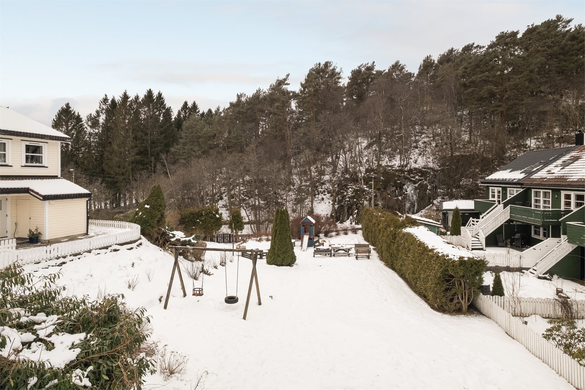 - Boligen ligger i et trivelig og barnevennlig nabolag lekeplass like utenfor og naturskjønne omgivelser med Skranevannet like ved -