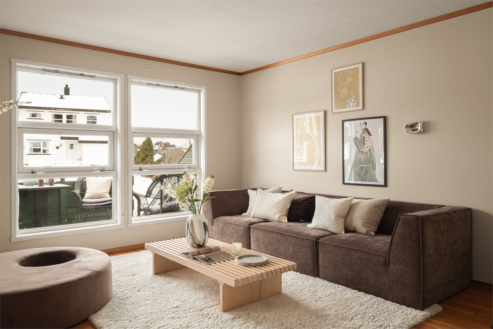 - Sjeldent stort og innholdsrikt enderekkehus over tre plan som byr på mange muligheter -