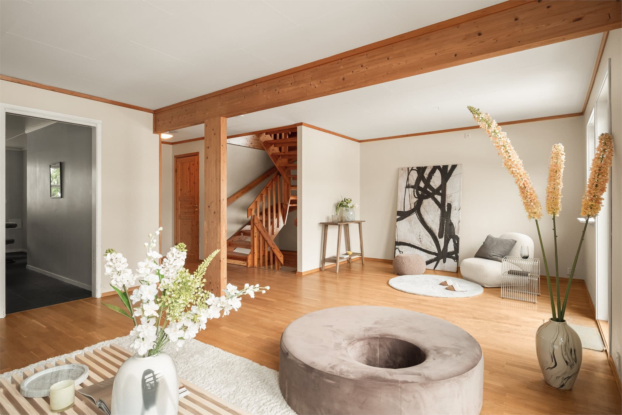 - Boligen har et totalt BRA-i på 176m² fordelt på tre plan -