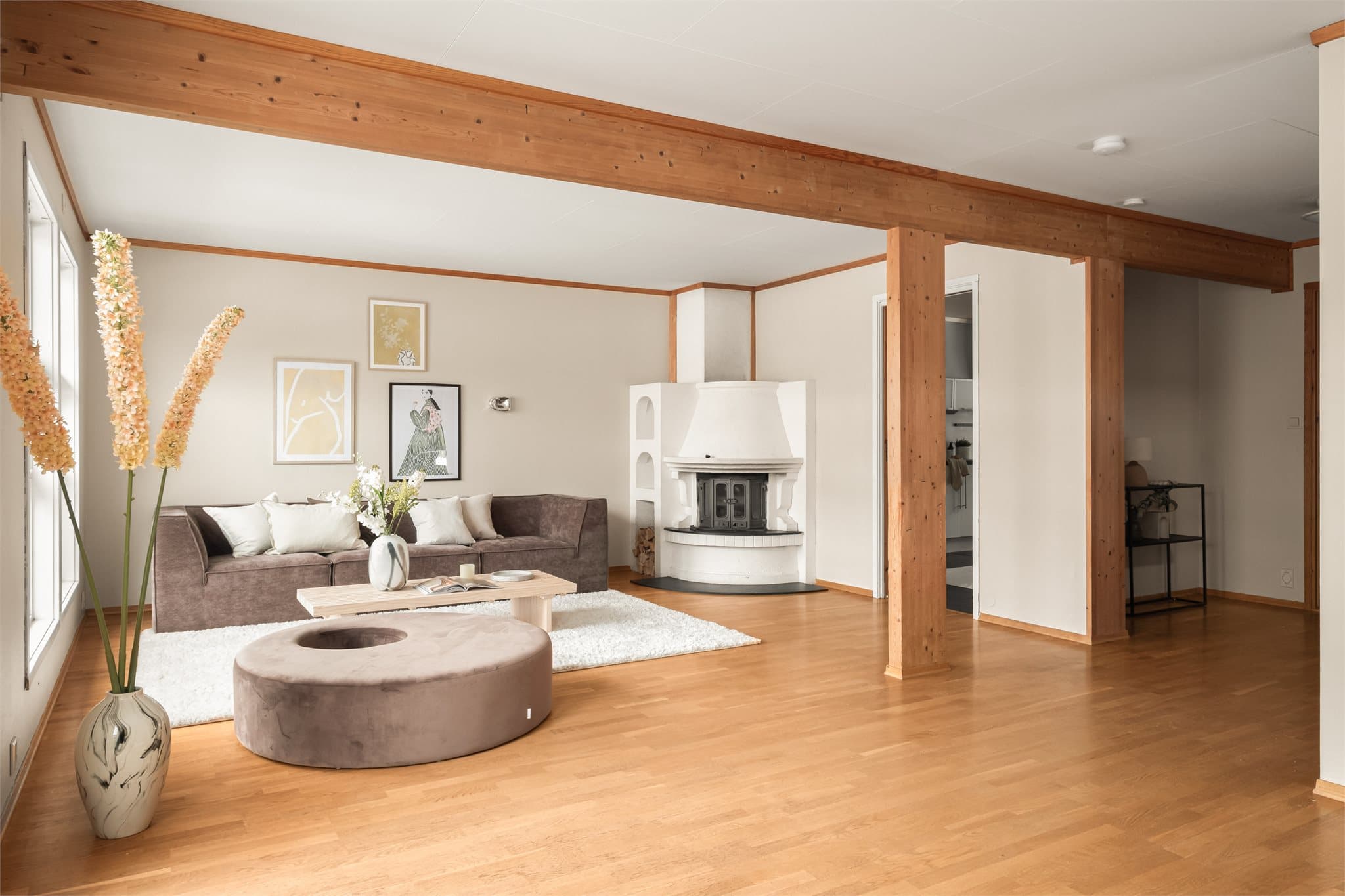 - Stuen/trapperom måler hele 40,5m² og gir mulighet til å innrede med både spisebord og sittegruppe i hver sin sone-