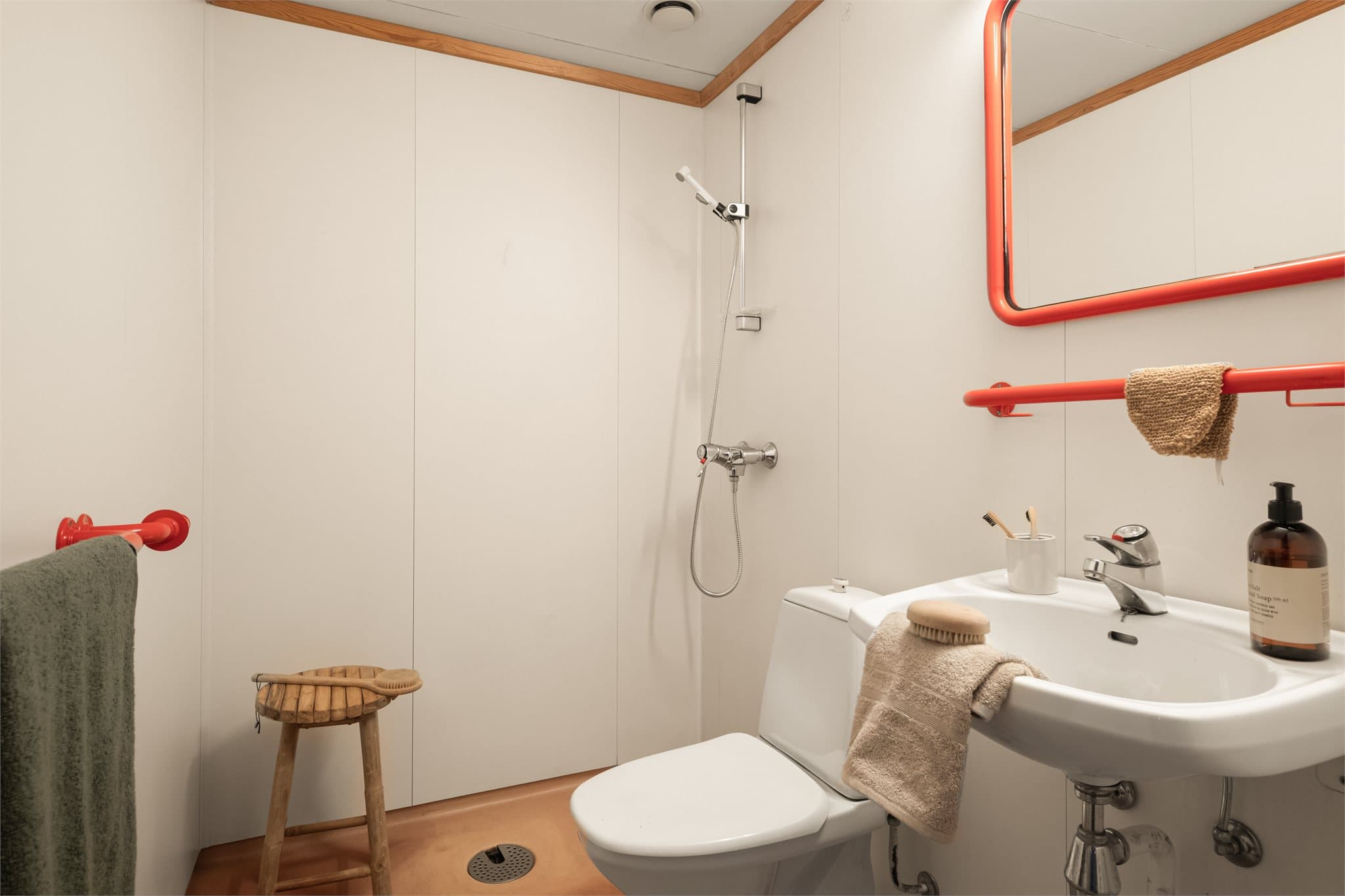 - Badet i hovedetasjen måler 2,6m² og har varmekabler i gulvet -