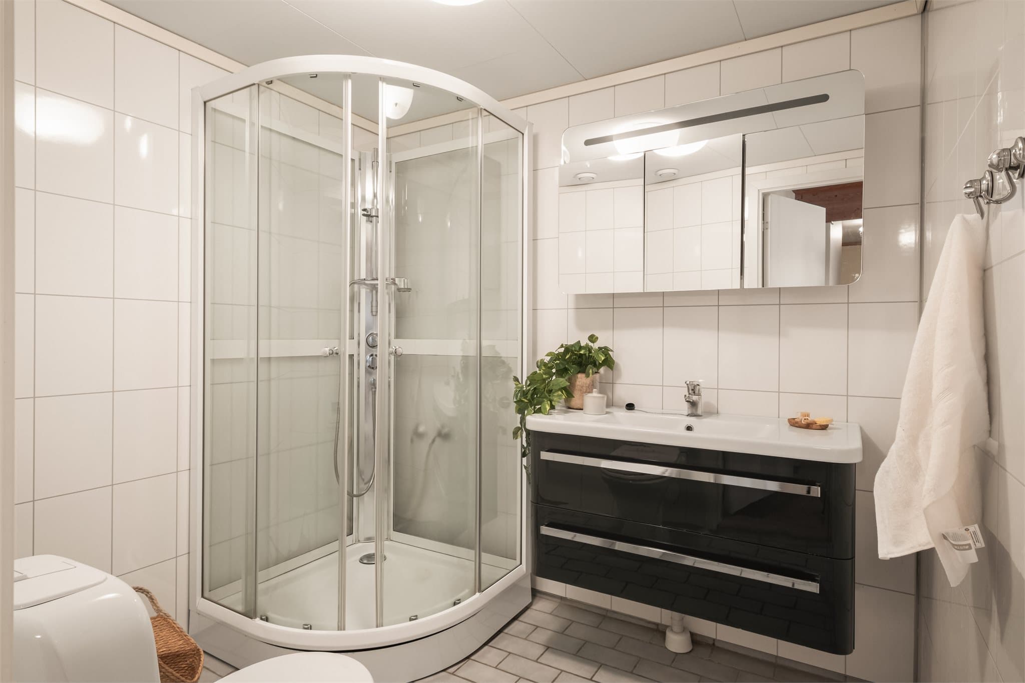 - Badet i underetasjen måler 4,2m². Her er det varmekabler i gulvet som gir rommet en jevn og behagelig varme -