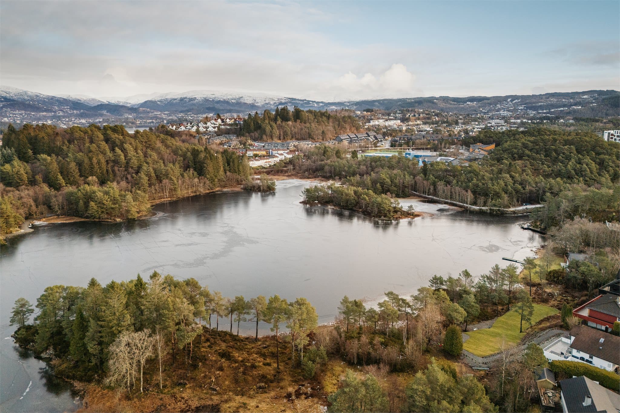 - Skranevannet ligger like ved og kan by på fine turstier, mating av ender, en liten dukkert om sommeren eller skøyter på kalde vintre -