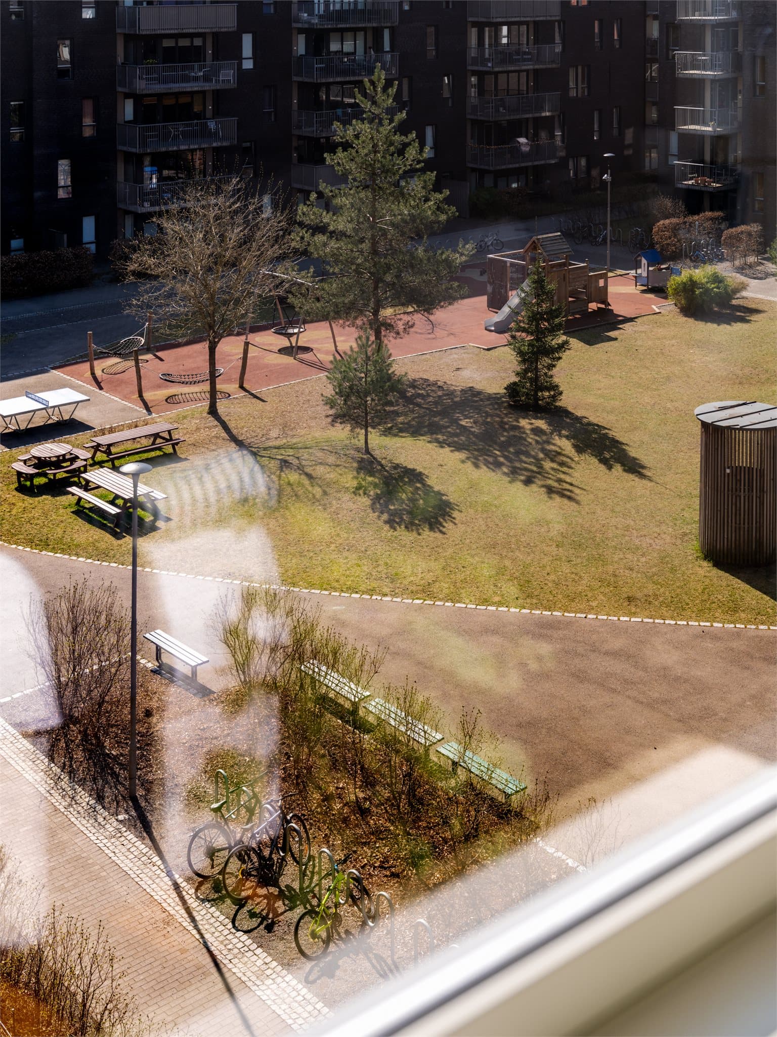 Flott utsyn mot et skjermet gårdsrom.