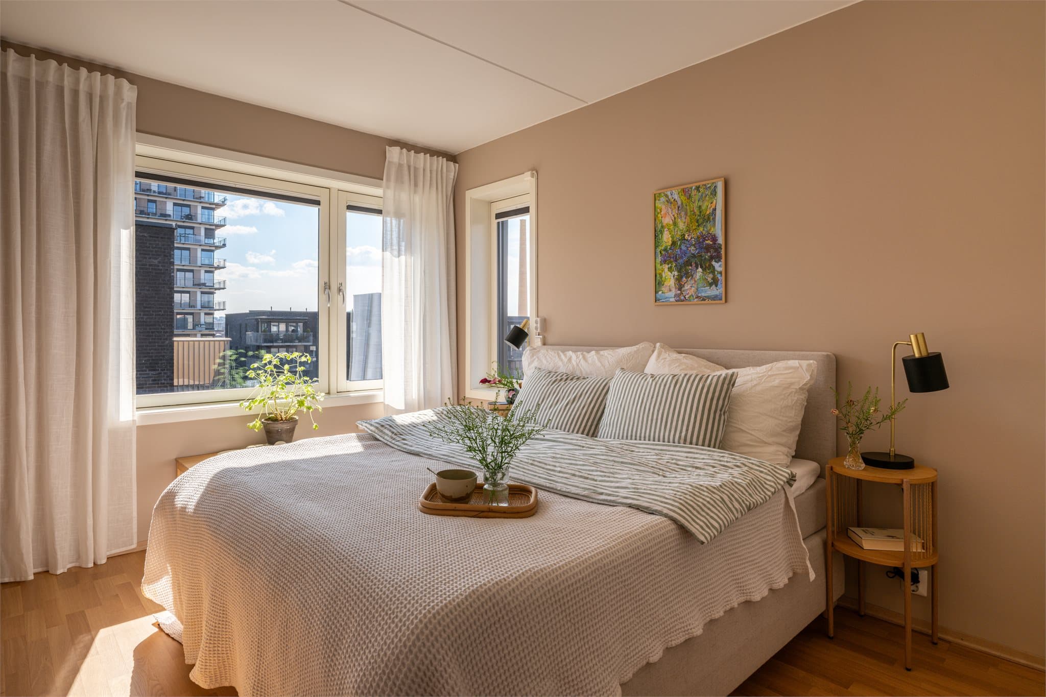 Romslig og innbydende hovedsoverom med god plass til dobbeltseng og øvrig møblering.