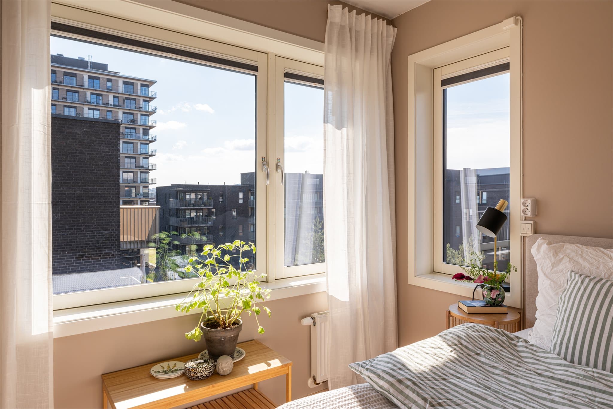 Vindusplasseringen i hjørnet gir lysinnslipp fra to sider, noe som skaper en ekstra luftig, lys og behagelig atmosfære i rommet.